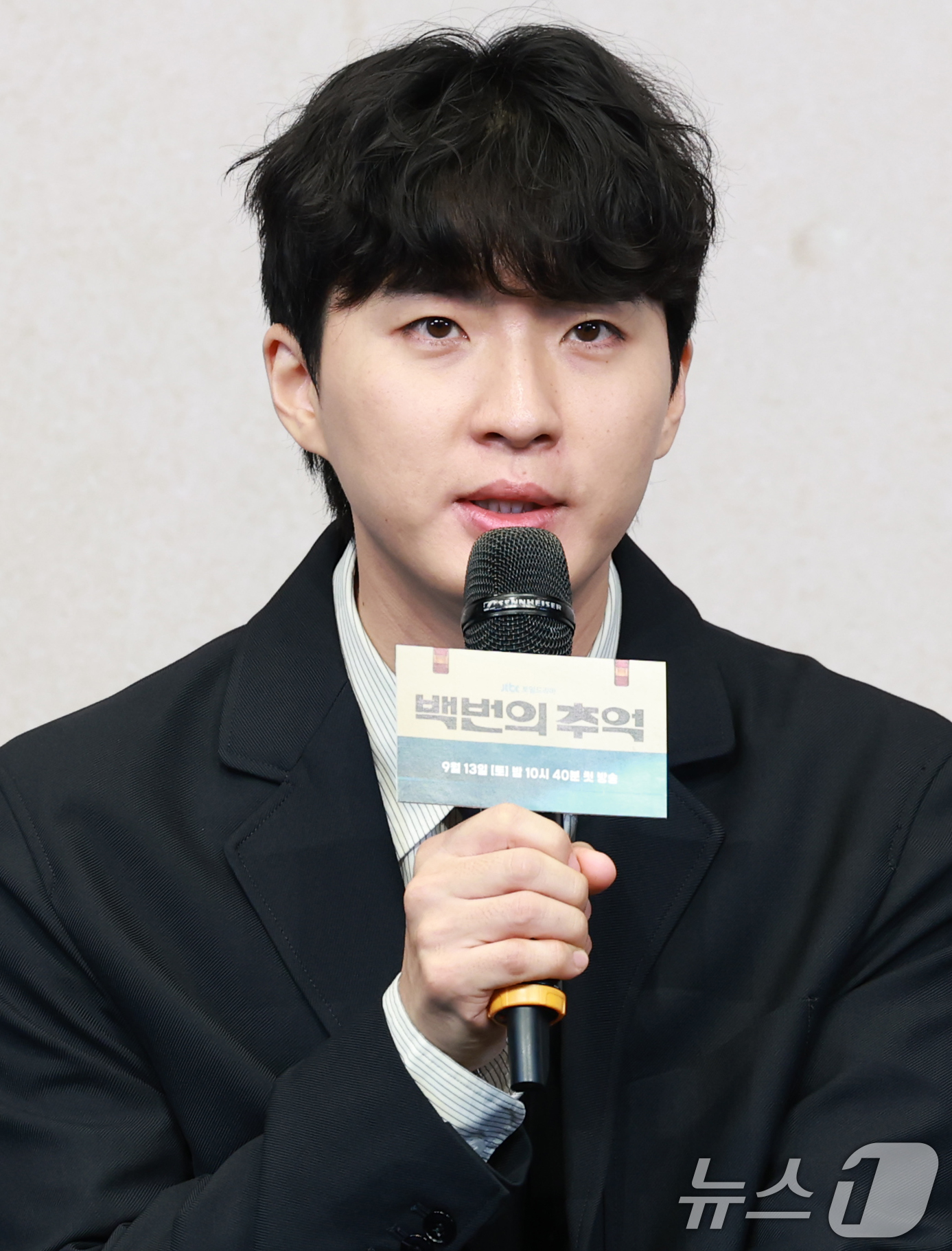 (서울=뉴스1) 권현진 기자 = 김상호 감독이 11일 오후 서울 구록  더링크서울 트리뷰트 포트폴리오 호텔에서 열린 JTBC 새 토일극 '백번의 추억' 제작발표회에서 인사말을 하고 …