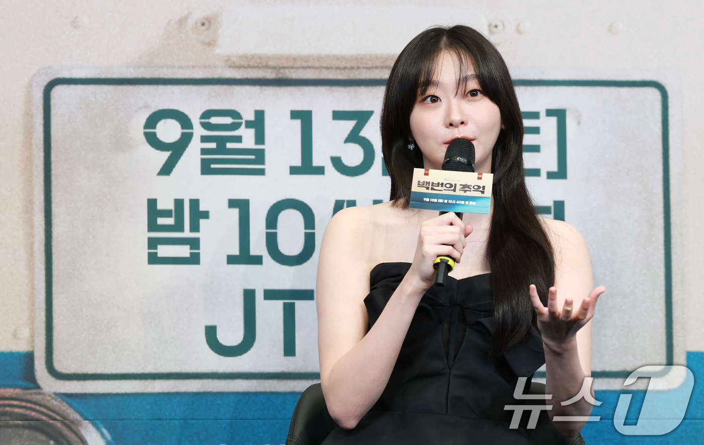 (서울=뉴스1) 권현진 기자 = 배우 김다미가 11일 오후 서울 구록  더링크서울 트리뷰트 포트폴리오 호텔에서 열린 JTBC 새 토일극 '백번의 추억' 제작발표회에서 인사말을 하고 …