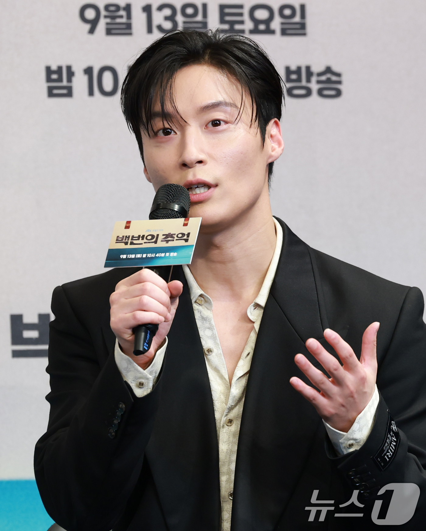 (서울=뉴스1) 권현진 기자 = 배우 허남준이 11일 오후 서울 구록  더링크서울 트리뷰트 포트폴리오 호텔에서 열린 JTBC 새 토일극 '백번의 추억' 제작발표회에서 인사말을 하고 …