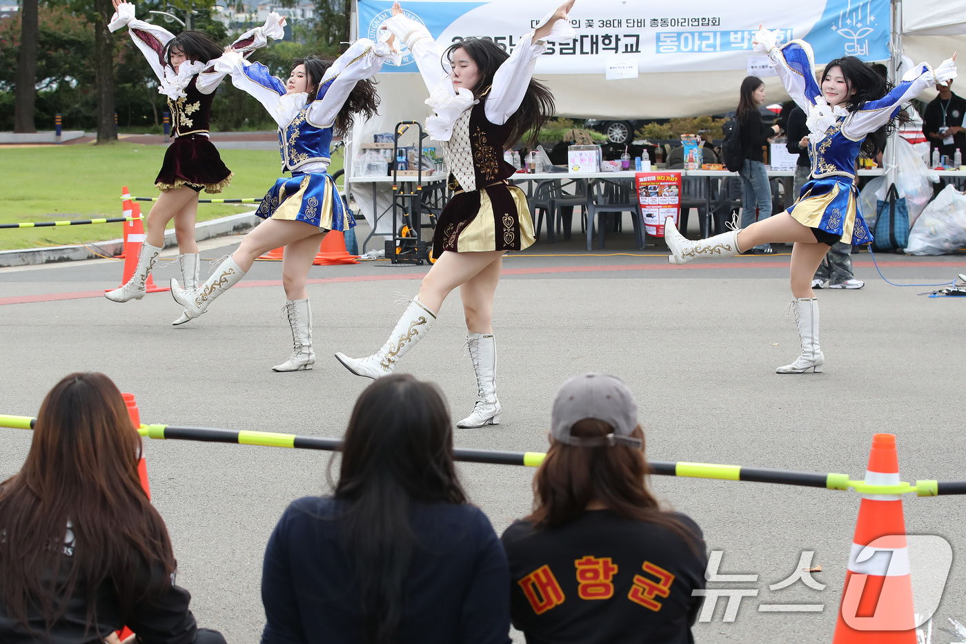 (경산=뉴스1) 공정식 기자 = 11일 오후 영남대학교 경산캠퍼스에서 열린 '2025학년도 2학기 동아리 신입회원 가두모집'에 나선 천마응원단이 신나는 응원전을 펼치고 있다. 20 …