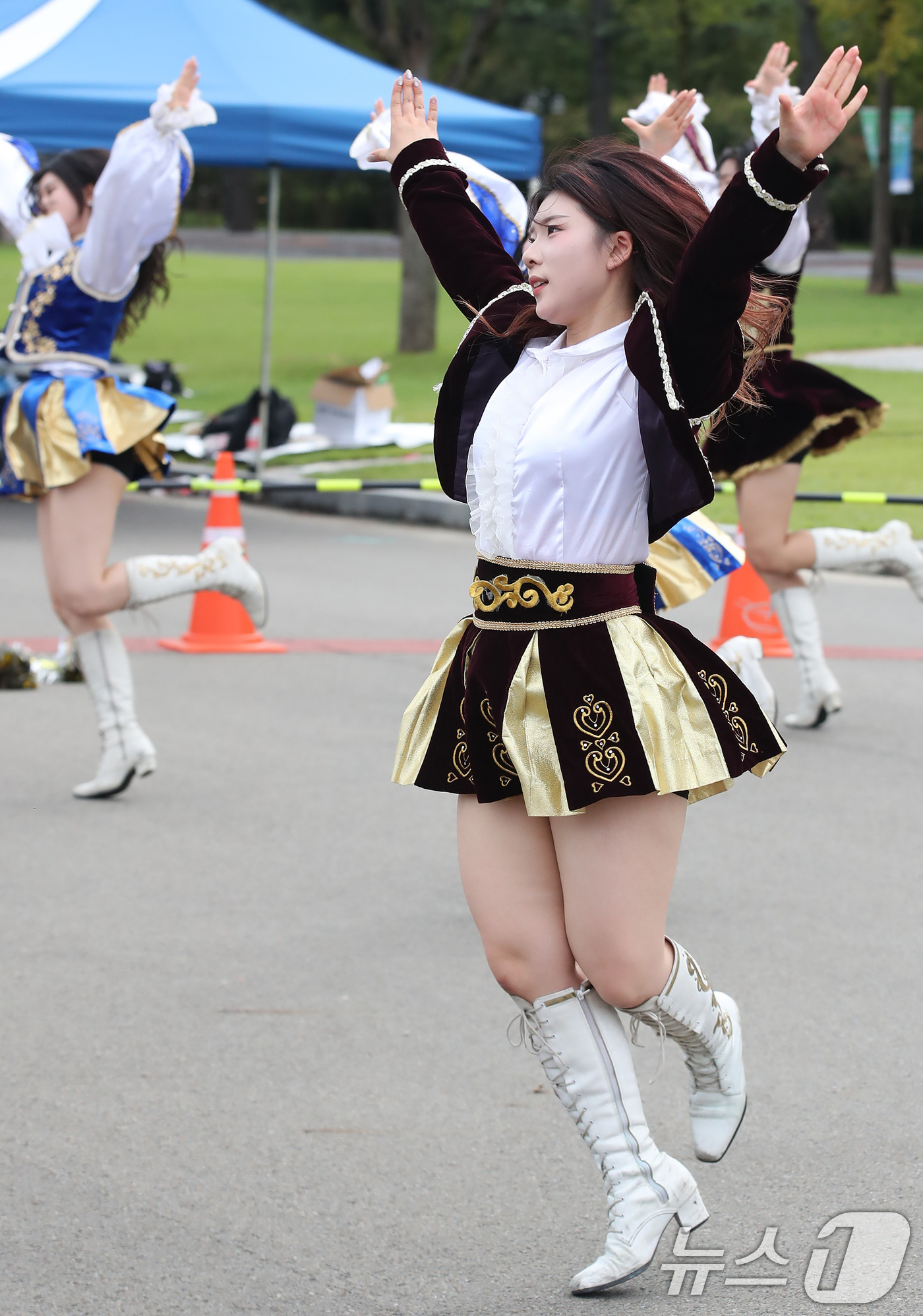 (경산=뉴스1) 공정식 기자 = 11일 오후 영남대학교 경산캠퍼스에서 열린 '2025학년도 2학기 동아리 신입회원 가두모집'에 나선 천마응원단이 신나는 응원전을 펼치고 있다. 20 …