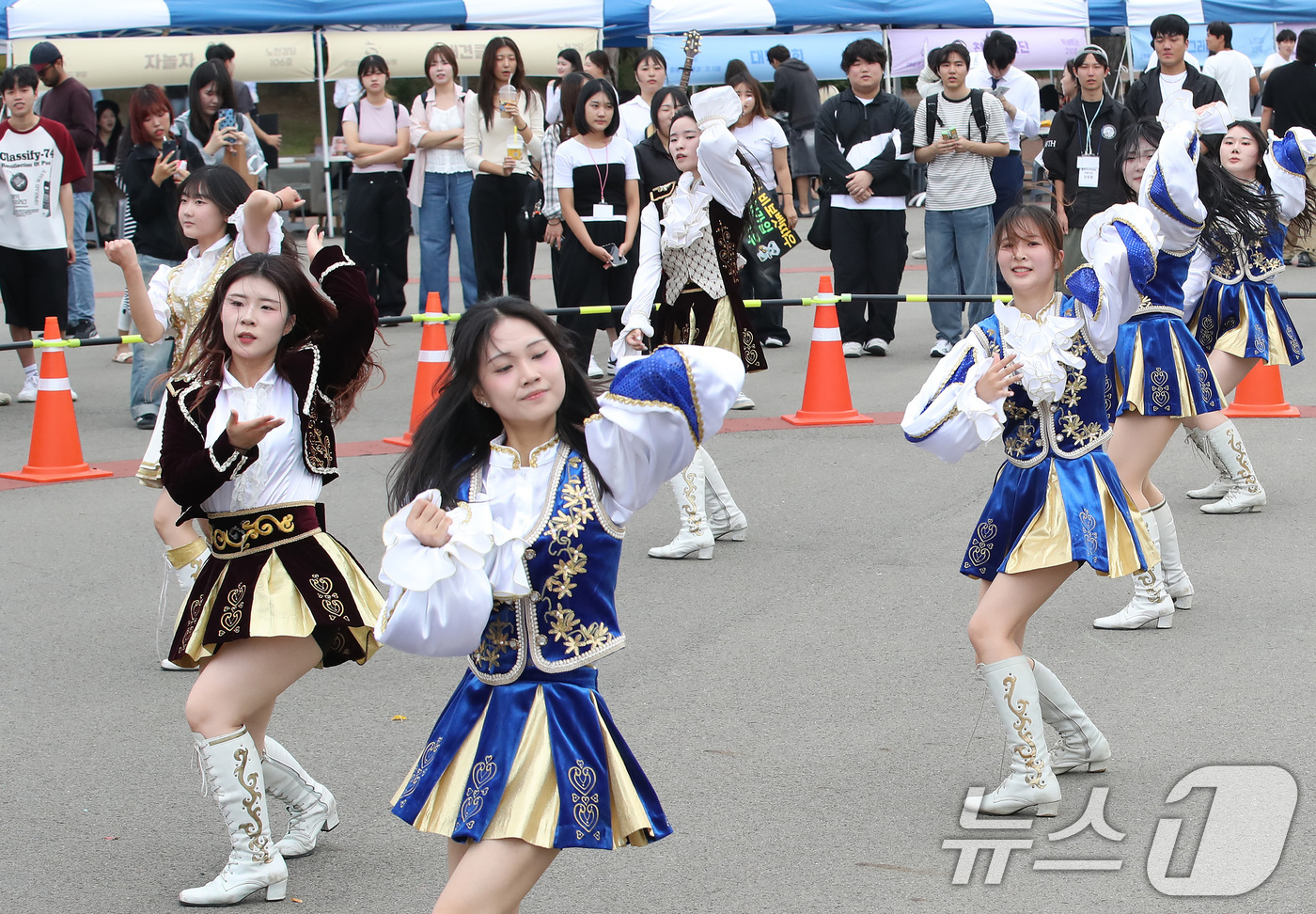 (경산=뉴스1) 공정식 기자 = 11일 오후 영남대학교 경산캠퍼스에서 열린 '2025학년도 2학기 동아리 신입회원 가두모집'에 나선 천마응원단이 신나는 응원전을 펼치고 있다. 20 …