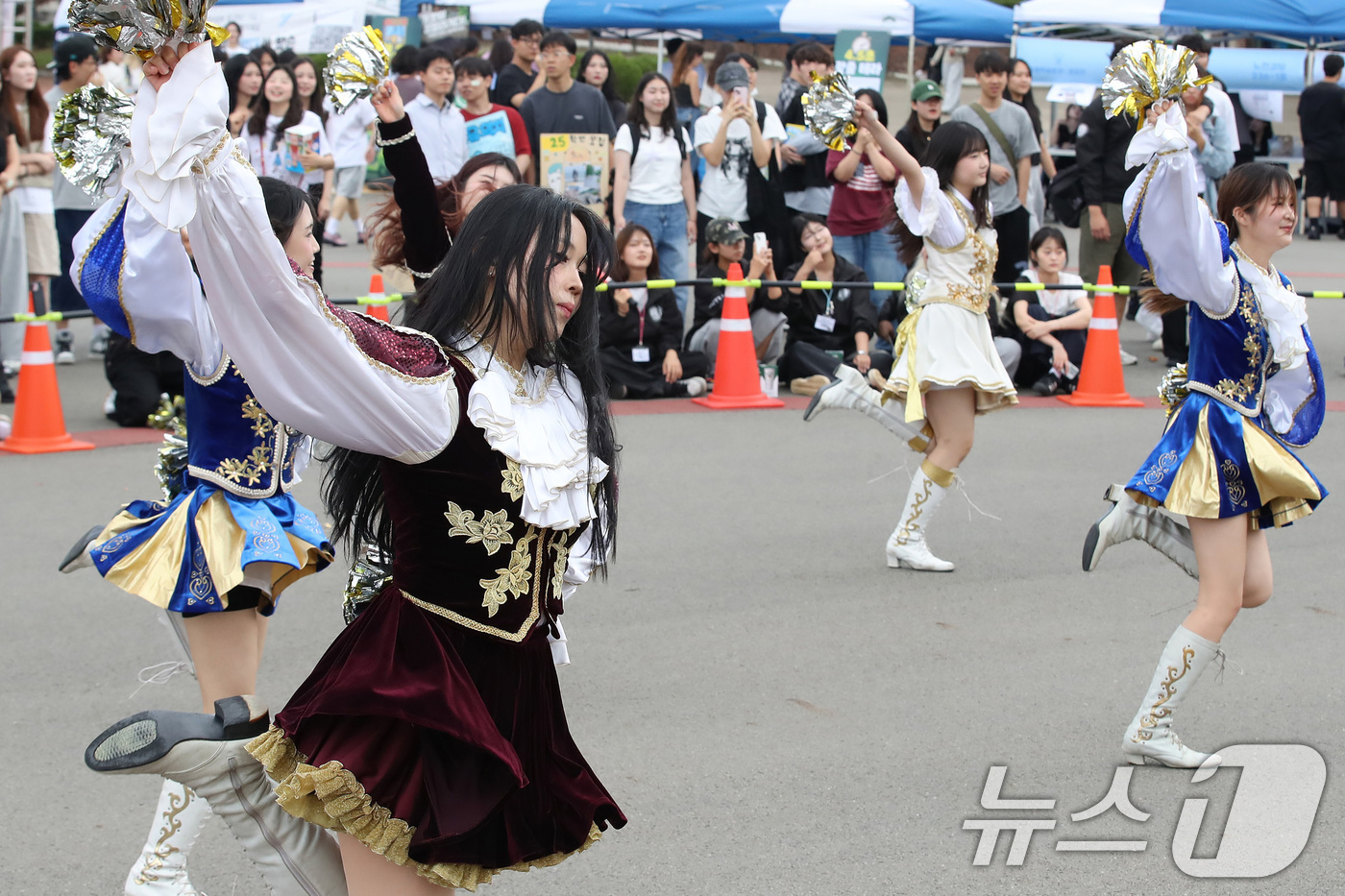 (경산=뉴스1) 공정식 기자 = 11일 오후 영남대학교 경산캠퍼스에서 열린 '2025학년도 2학기 동아리 신입회원 가두모집'에 나선 천마응원단이 신나는 응원전을 펼치고 있다. 20 …