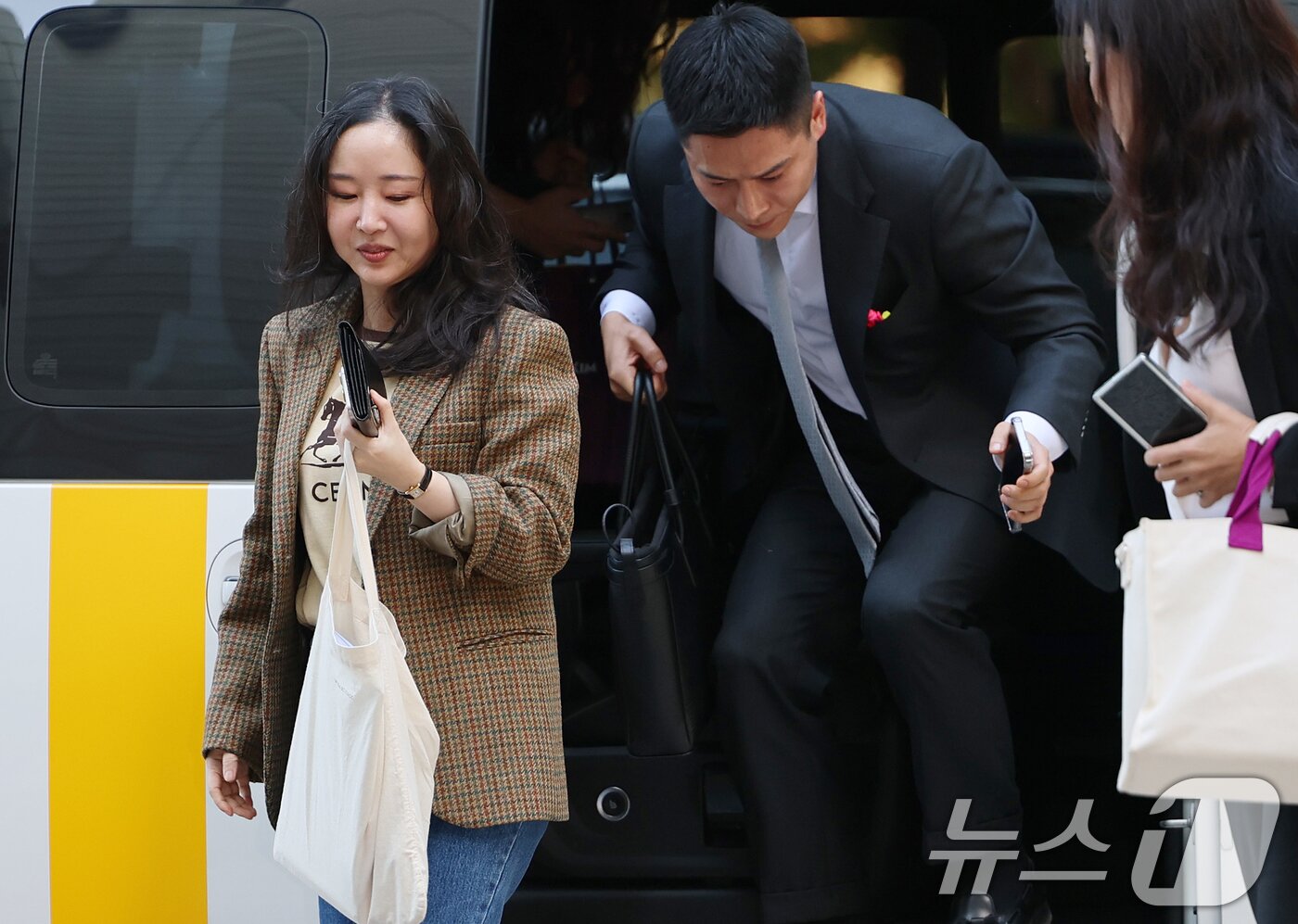 본문 이미지 - 민희진 전 어도어 대표가 11일 오후 서울 서초구 서울중앙지방법원에서 열린 하이브와의 풋옵션 행사 관련 주식매매대금 청구 소송 2차 변론기일에 출석하고 있다. 2025.9.11/뉴스1 ⓒ News1 오대일 기자