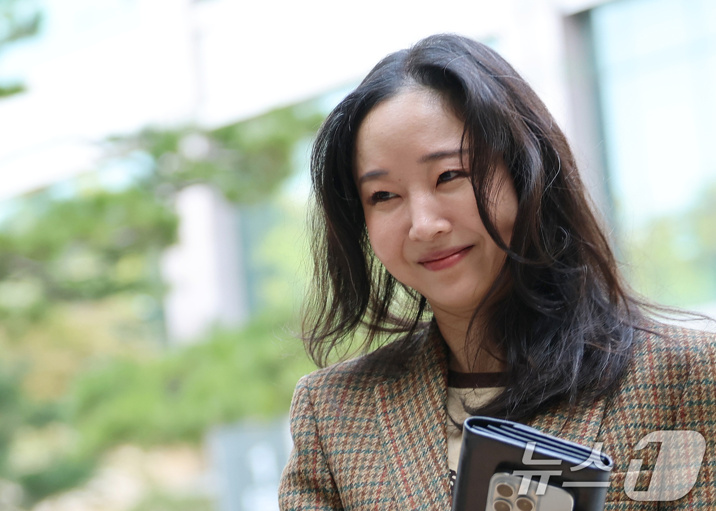 (서울=뉴스1) 오대일 기자 = 민희진 전 어도어 대표가 11일 오후 서울 서초구 서울중앙지방법원에서 열린 하이브와의 풋옵션 행사 관련 주식매매대금 청구 소송 2차 변론기일에 출석 …