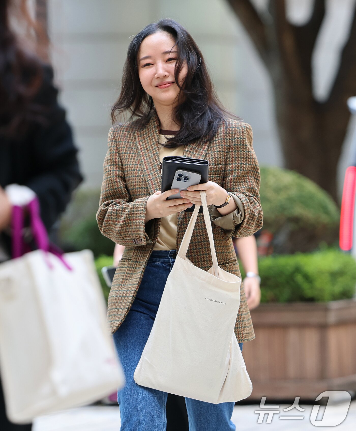 본문 이미지 - 민희진 전 어도어 대표가 11일 오후 서울 서초구 서울중앙지방법원에서 열린 하이브와의 풋옵션 행사 관련 주식매매대금 청구 소송 2차 변론기일에 출석하고 있다. 2025.9.11/뉴스1 ⓒ News1 오대일 기자