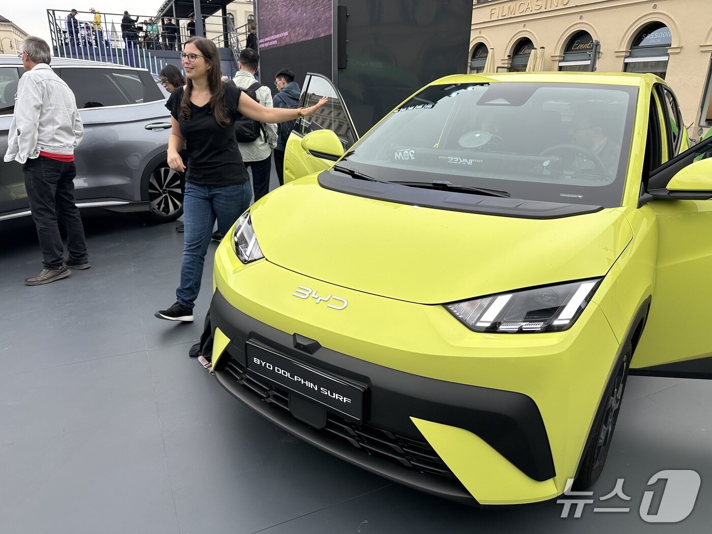 본문 이미지 -  IAA 모빌리티 2025 오픈스페이스에 전시된 BYD의 소형 전기차 돌핀 서프.ⓒ 뉴스1 이동희 기자