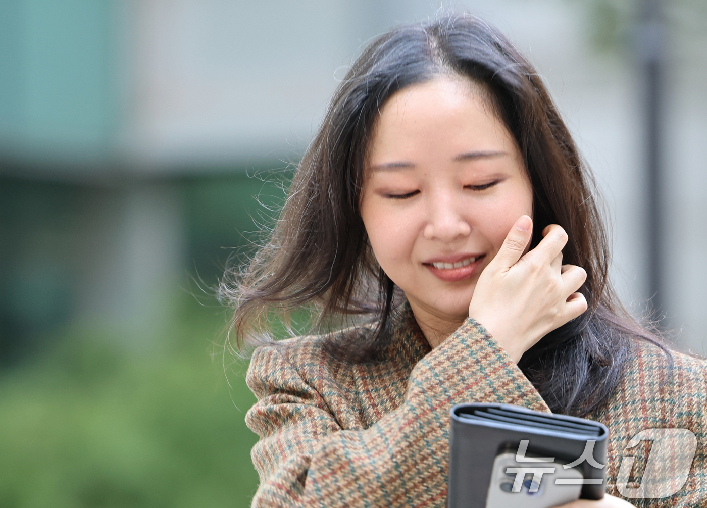 (서울=뉴스1) 오대일 기자 = 민희진 전 어도어 대표가 11일 오후 서울 서초구 서울중앙지방법원에서 열린 하이브와의 풋옵션 행사 관련 주식매매대금 청구 소송 2차 변론기일에 출석 …