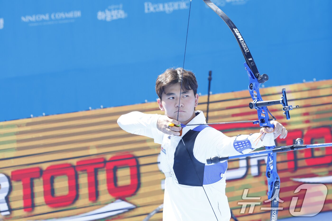 본문 이미지 - 김제덕&#40;예천군청&#41;이 11일 광주 5.18민주광장 특설경기장에서 열린 2025 광주 세계양궁선수권대회 리커브 남자 개인전 8강에서 대만 탕지춘을 상대로 힘차게 샷을 하고 있다. 2025.9.11/뉴스1 ⓒ News1 김태성 기자