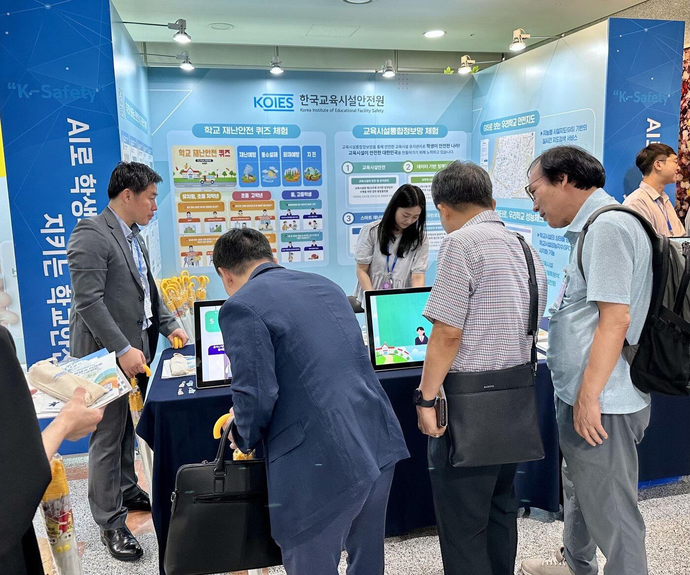 본문 이미지 - 한국교육시설안전원은 11일 국회의원회관 2층 로비에서 &#39;&#34;K-Safety&#34;AI로 학생과 미래를 지키는 학교안전&#39; 행사 부스를 운영하고 있다.  / 사진=한국교육시설안전원 제공