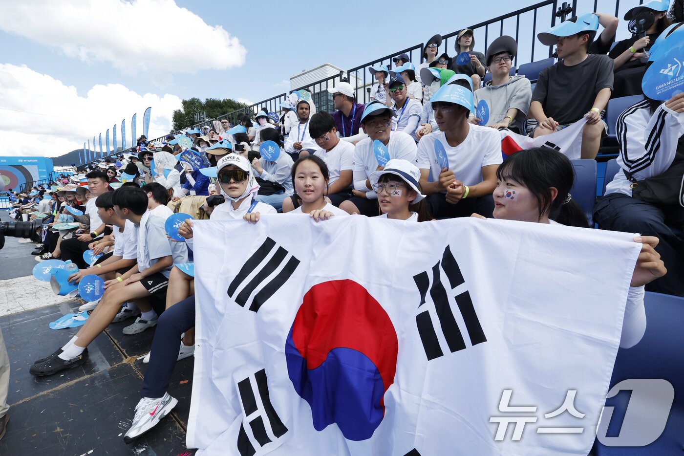 본문 이미지 - 11일 광주 5.18민주광장 특설경기장에서 열린 2025 광주 세계양궁선수권대회 리커브 남자 개인 8강전에서 양궁꿈나무들이 김제덕을 응원하고 있다. 2025.9.11/뉴스1 ⓒ News1 김태성 기자