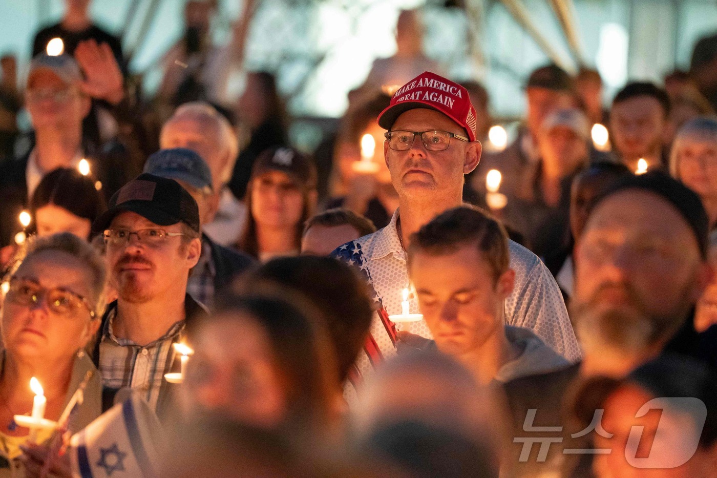 (시애틀 AFP=뉴스1) 권영미 기자 = 10일(현지시간) 유타밸리대학교에서 연설 중 총격으로 사망한 터닝포인트 USA 창립자 찰리 커크를 추모하기 위해 시민들이 같은 날 시애틀에 …