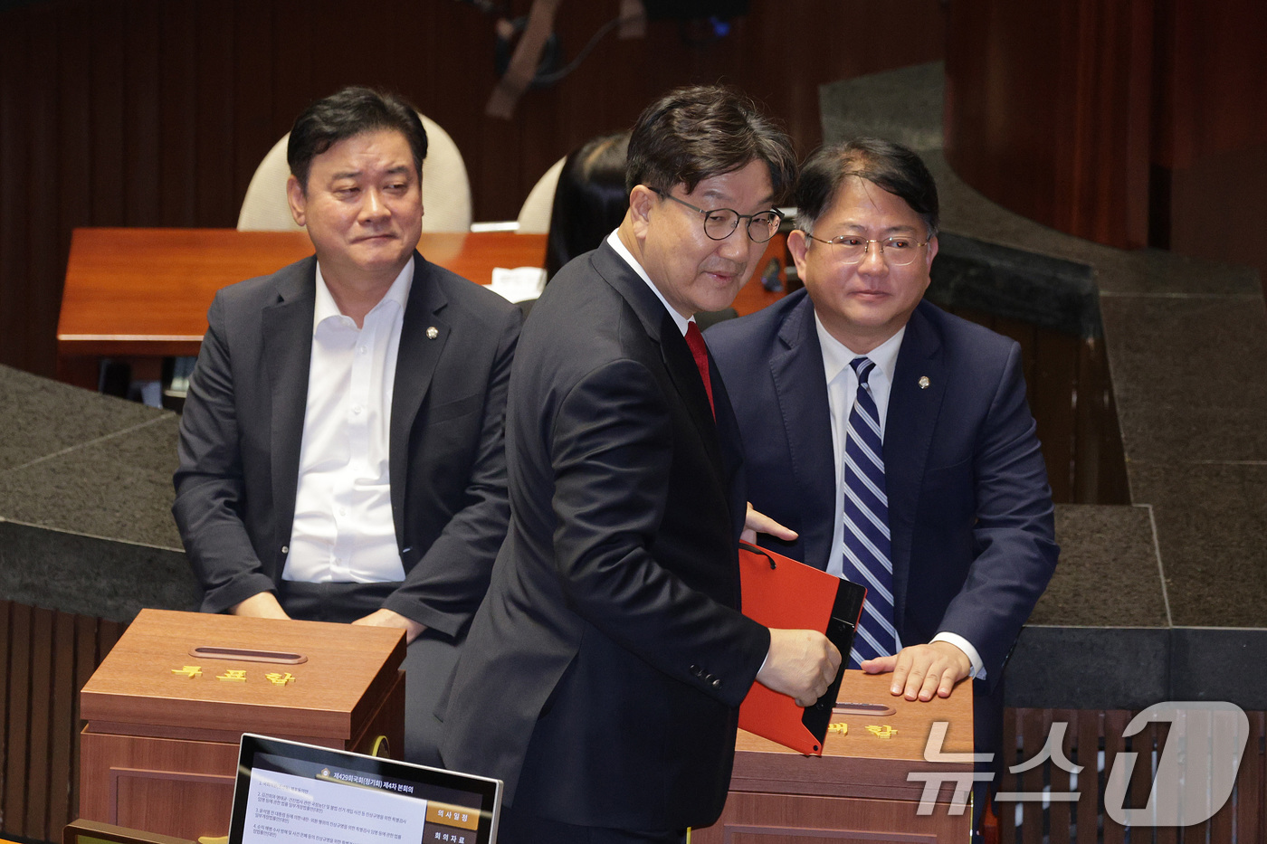 (서울=뉴스1) 신웅수 기자 = 권성동 국민의힘 의원이 11일 오후 서울 여의도 국회에서 열린 제429회국회(정기회) 제4차 본회의에서 자신에 대한 체포동의안에 투표하고 있다. 2 …