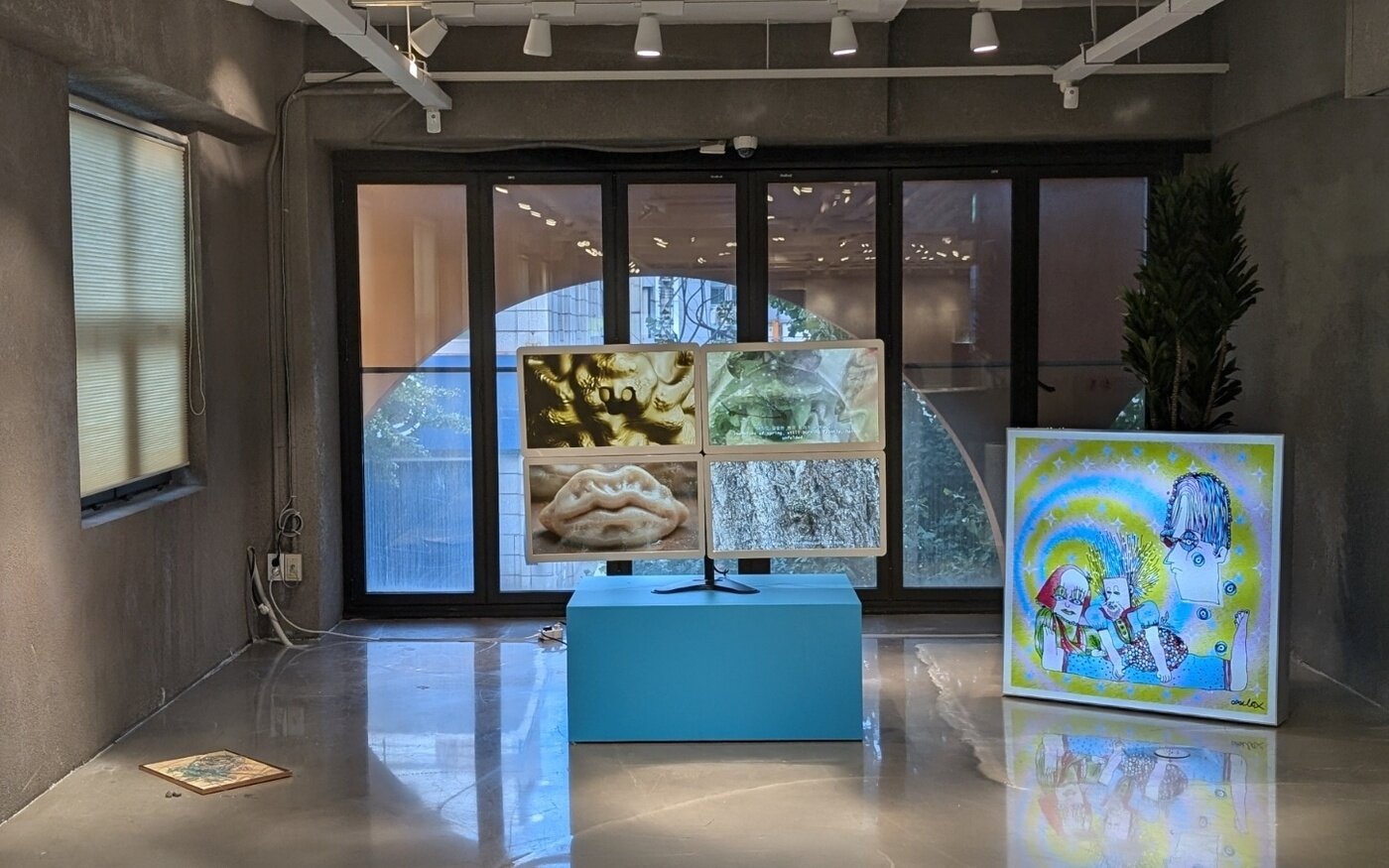 본문 이미지 - '노화하고 장성한 큐피드, 시간을 축적한 건물 사이로 날아가다' 전시 전경 (작가 제공)