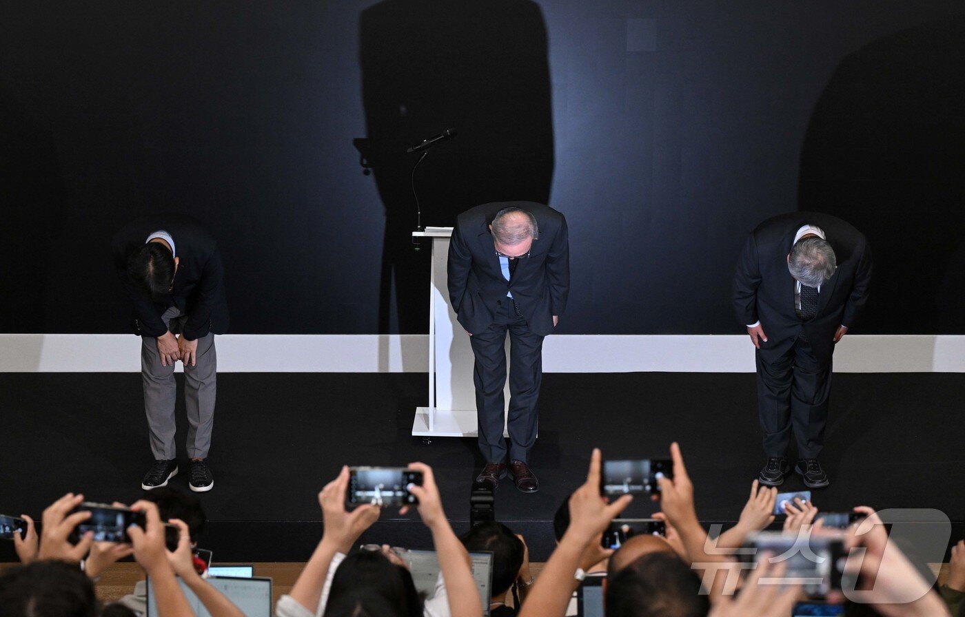 본문 이미지 - 김영섭 KT 대표가 11일 서울 광화문KT지사에서 열린 소액결제 피해 관련 브리핑에서 고개 숙여 사과하고 있다. &#40;공동취재&#41;2025.9.11/뉴스1 ⓒ News1 박지혜 기자