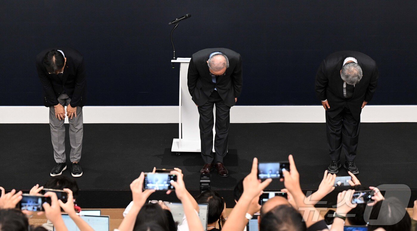 본문 이미지 - 김영섭 KT 대표이사가 11일 오후 서울 종로구 KT 광화문 West 사옥에서 열린 소액결제 피해 관련 기자 브리핑에 앞서 고개숙여 사과를 하고 있다. 왼쪽부터 서창석 KT 네트워크부문장, 김 대표이사, 이현석 KT 고객&#40;Customer&#41;부문장. &#40;공동취재&#41; ⓒ News1 박지혜 기자