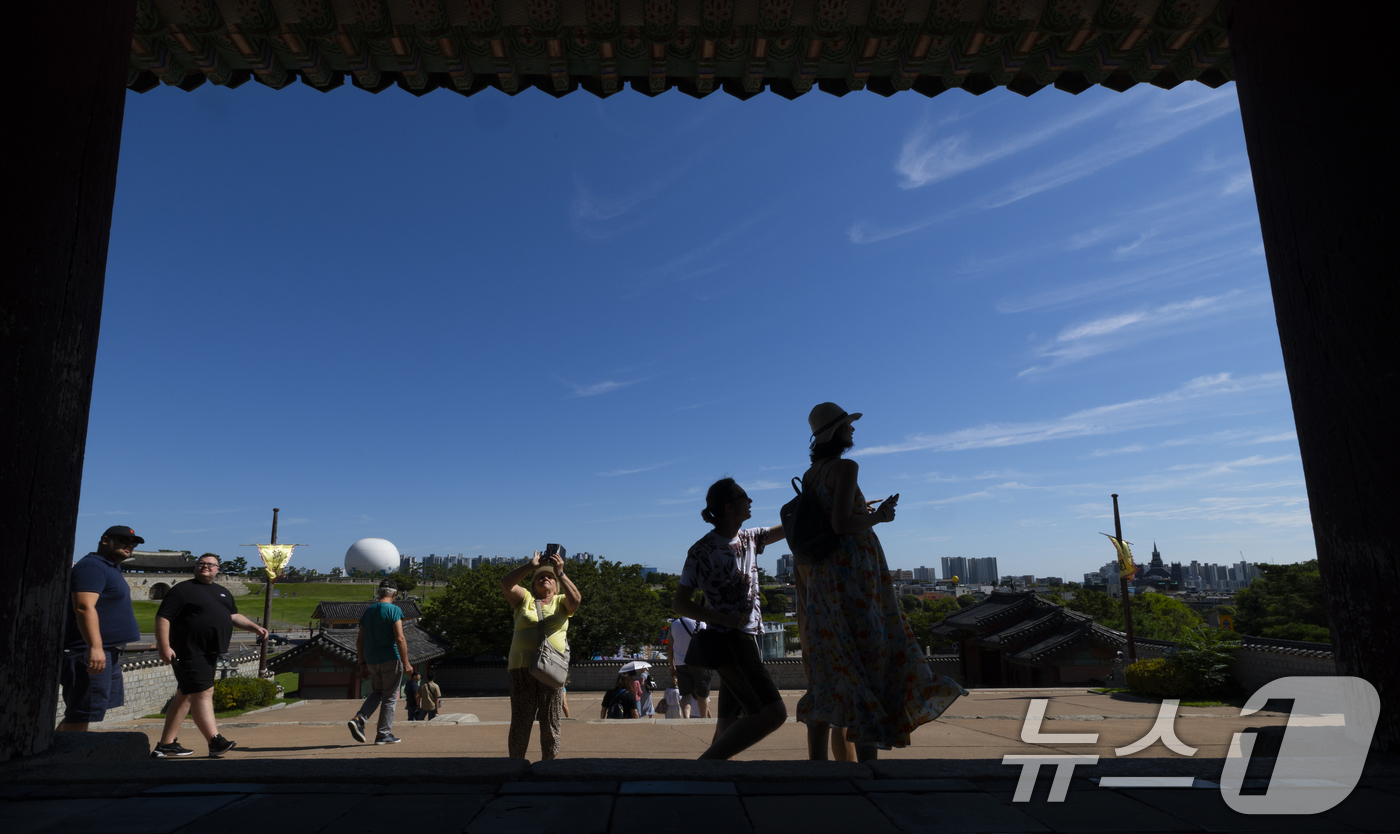(수원=뉴스1) 김영운 기자 = 맑고 화창한 날씨를 보인 11일 오후 경기 수원시 팔달구 수원화성 연무대 인근에서 바라본 하늘이 파란 모습을 보이고 있다. 2025.9.11/뉴스1 …