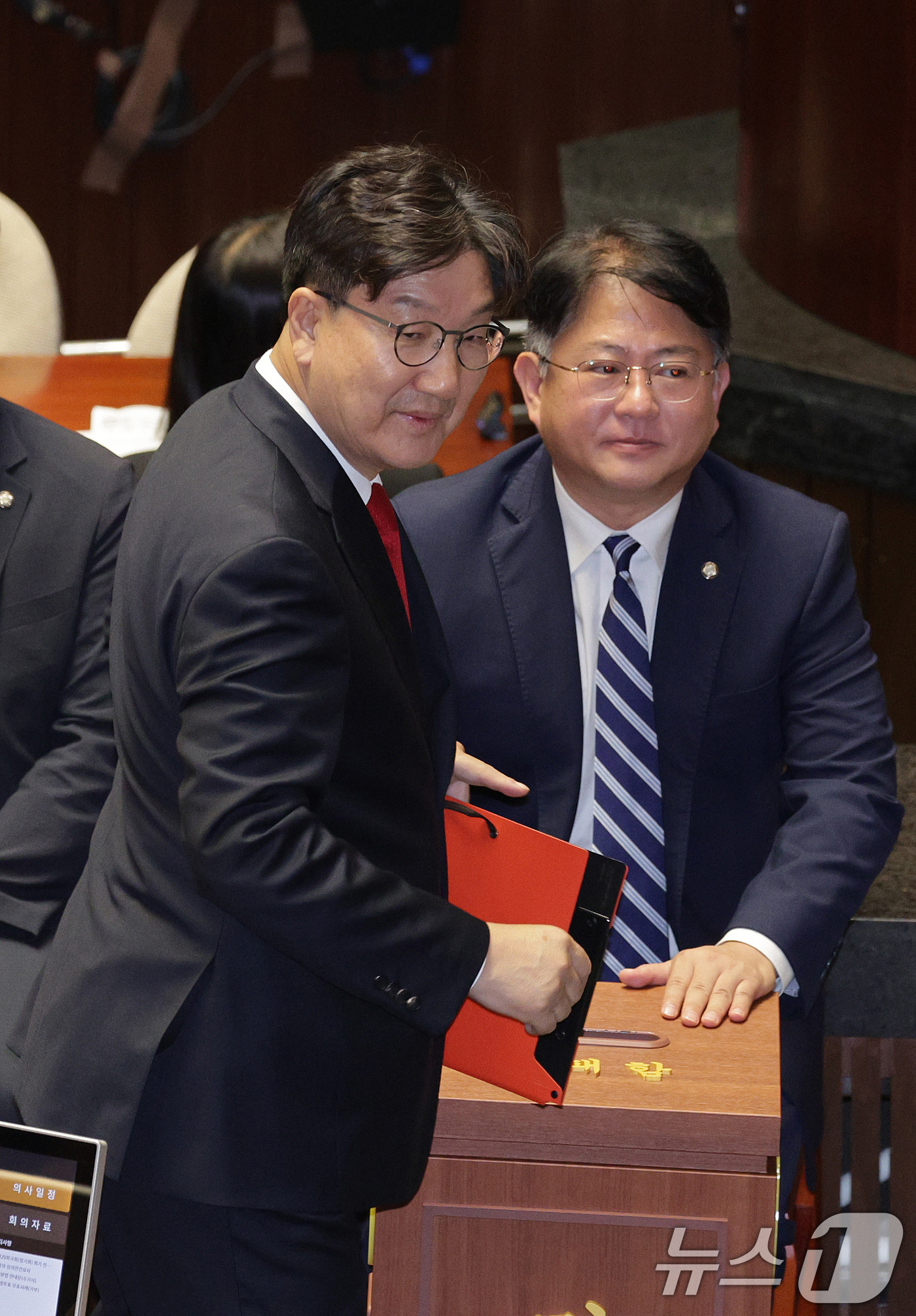 (서울=뉴스1) 신웅수 기자 = 권성동 국민의힘 의원이 11일 오후 서울 여의도 국회에서 열린 제429회국회(정기회) 제4차 본회의에서 자신에 대한 체포동의안에 투표하고 있다. 2 …