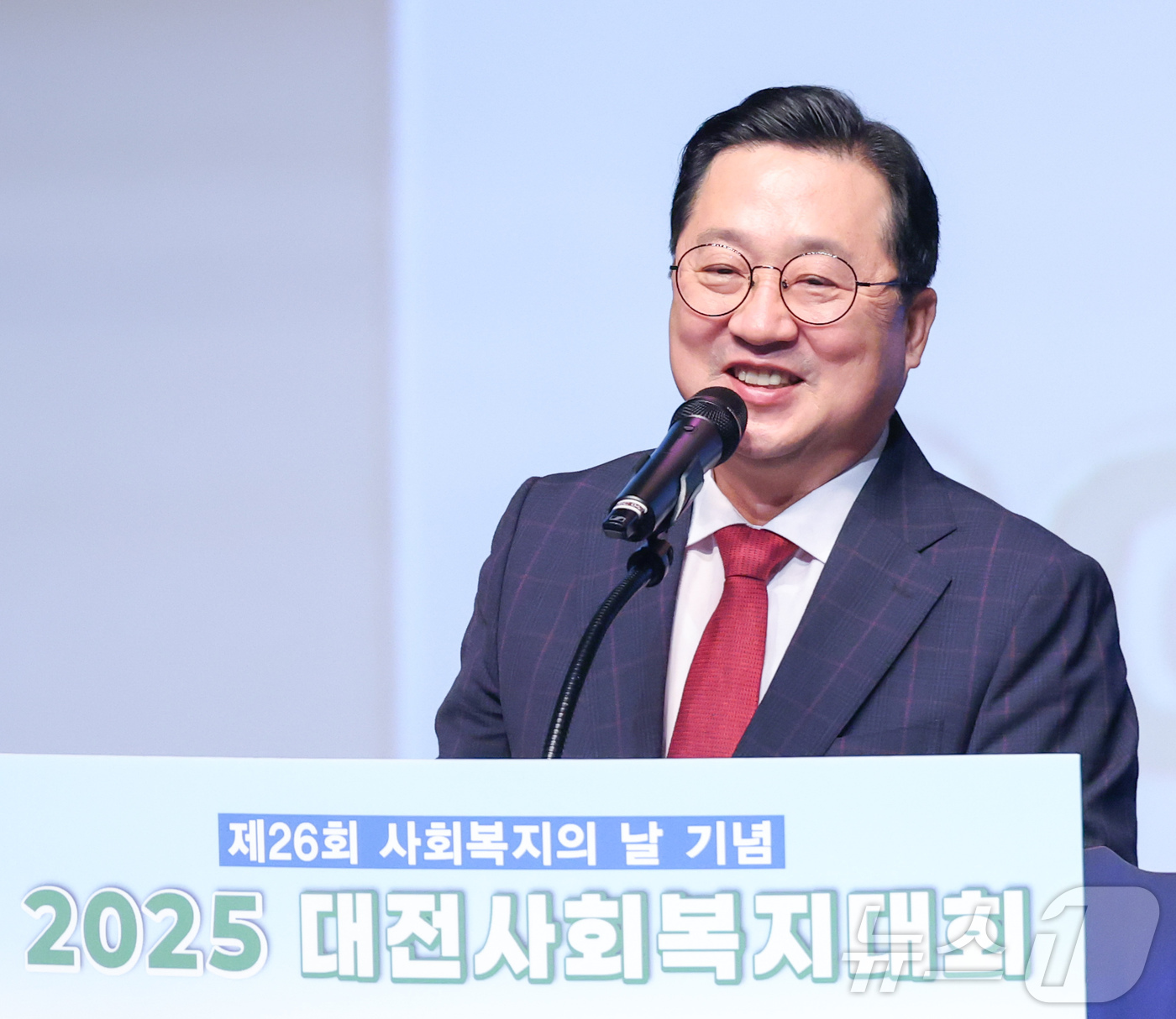 (대전=뉴스1) 김기태 기자 = 이장우 대전시장이 11일 평송청소년문화센터에서 열린 대전사회복지대회에 참석해 기념사를 하고 있다.이 시장은 “대전의 복지 증진을 위해 묵묵히 헌신하 …