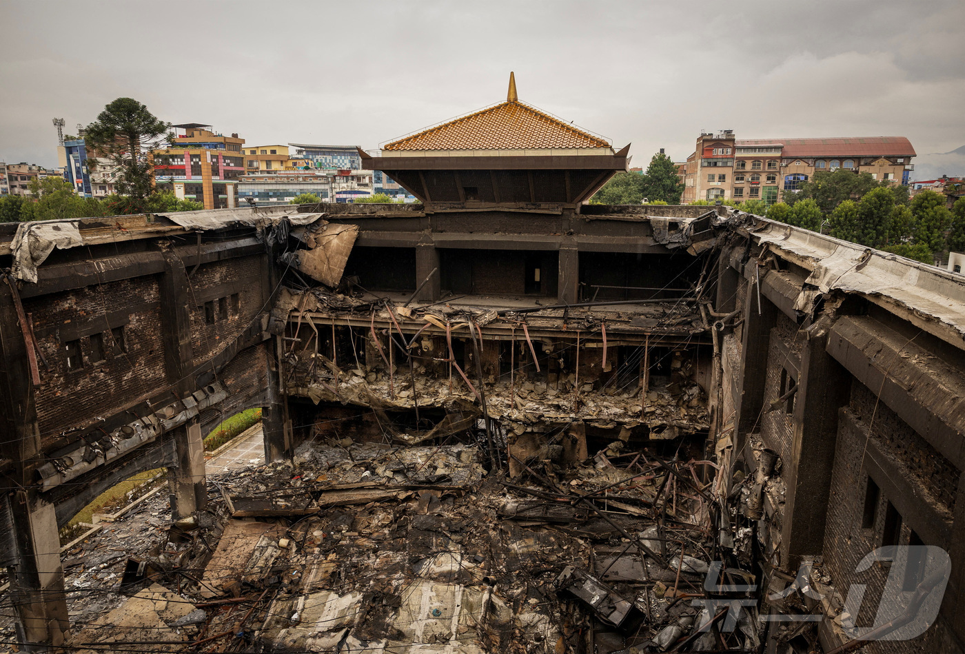 (카트만두 로이터=뉴스1) 권영미 기자 = 소셜미디어 금지 조치로 촉발된 반부패 시위대가 방화한 네팔 국회의사당 일부 구역에 11일 불에 탄 잔해가 남아 있다.2025.09.11. …