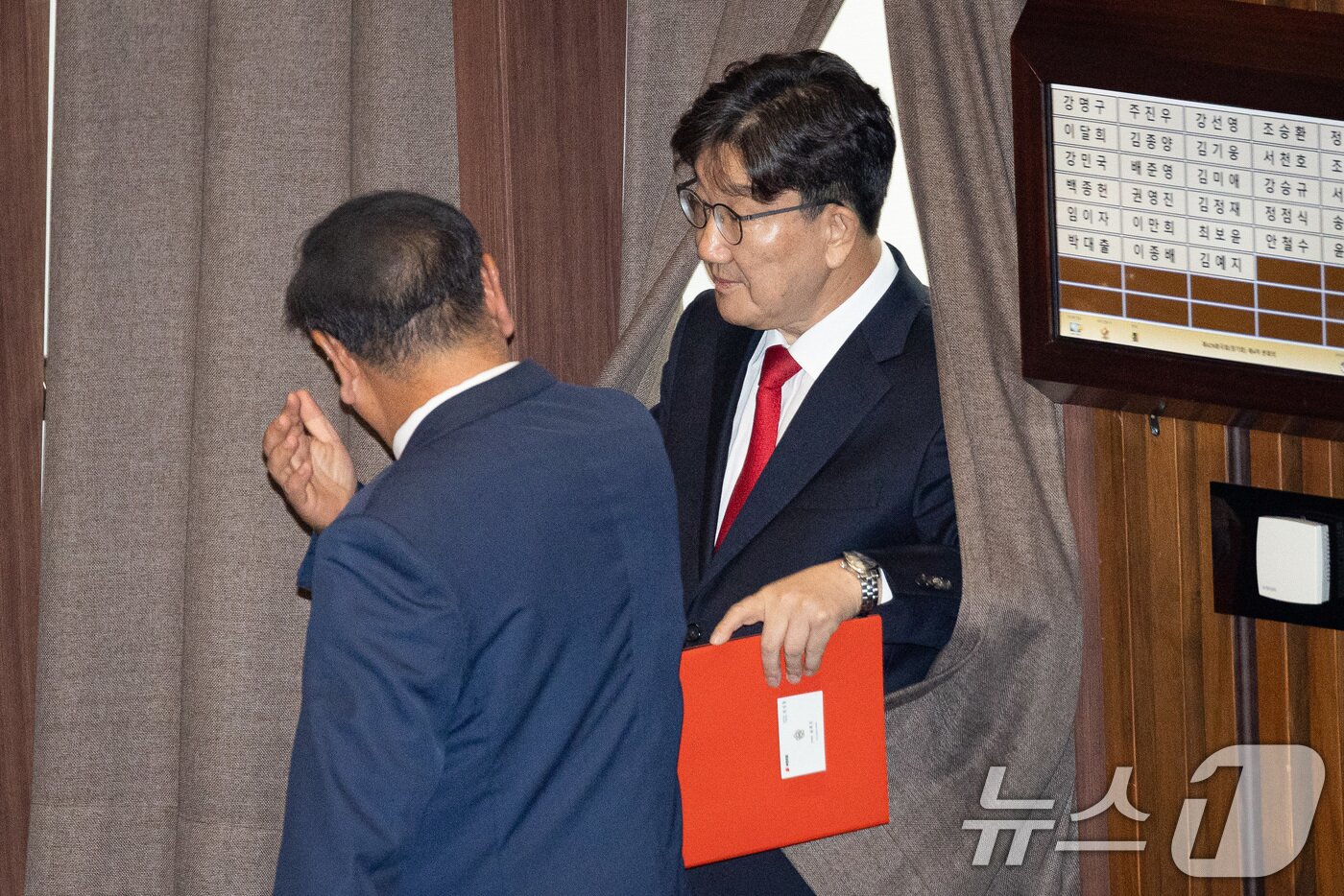 본문 이미지 - 권성동 국민의힘 의원이 11일 서울 여의도 국회에서 열린 제429회 국회&#40;정기회&#41; 제4차 본회의에서 자신에 대한 체포동의안 기표를 마친 후 기표소를 나오고 있다. 2025.9.11/뉴스1 ⓒ News1 유승관 기자