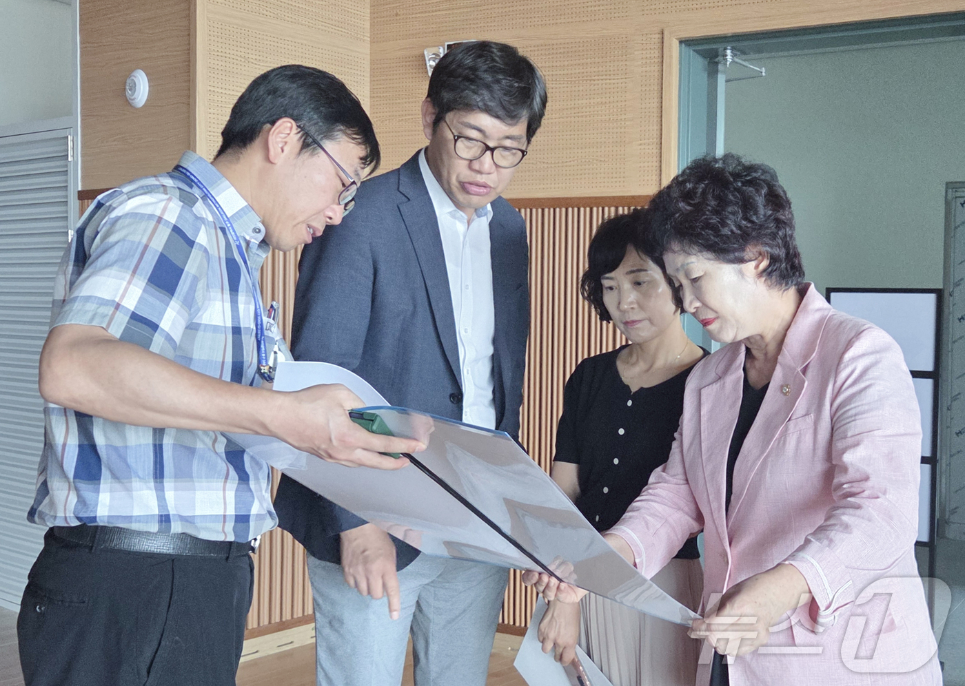 (대전=뉴스1) 김기태 기자 = 오관영 대전 동구의회 의장은 11일 인동 국민체육센터를 방문해 시설 전반은 점검하고, 주민들의 의견을 청취했다.이번 방문은 구민의 안전한 여가생활을 …