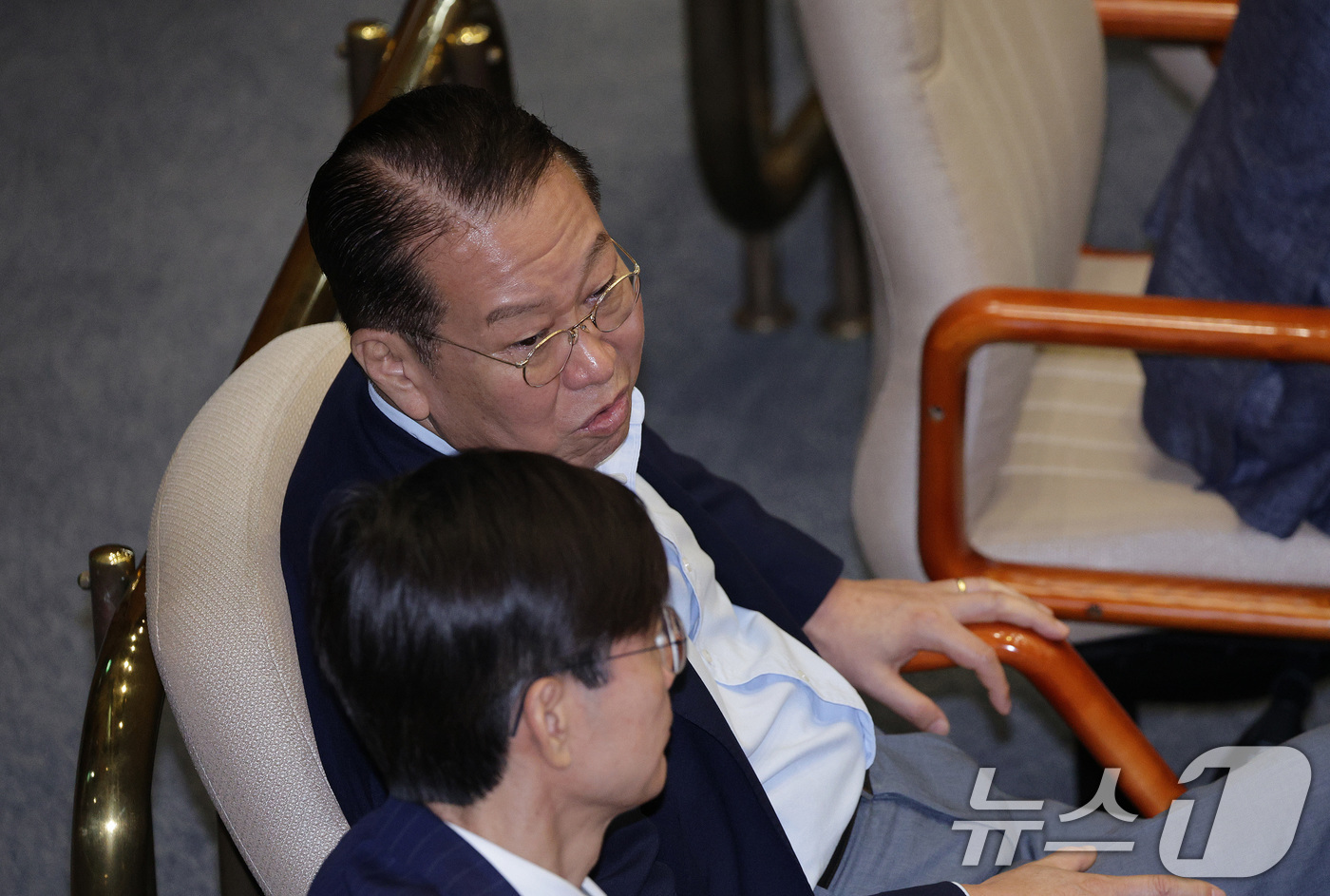 (서울=뉴스1) 신웅수 기자 = 권영세 국민의힘 의원이 11일 오후 서울 여의도 국회에서 열린 제429회국회(정기회) 제4차 본회의에서 의원들과 대화하고 있다. 2025.9.11/ …