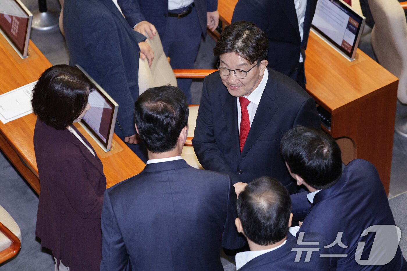 본문 이미지 - 권성동 국민의힘 의원이 11일 오후 서울 여의도 국회에서 열린 제429회국회&#40;정기회&#41; 제4차 본회의에서 신상 발언을 마친 후 의원들과 인사하고 있다. 2025.9.11/뉴스1 ⓒ News1 신웅수 기자