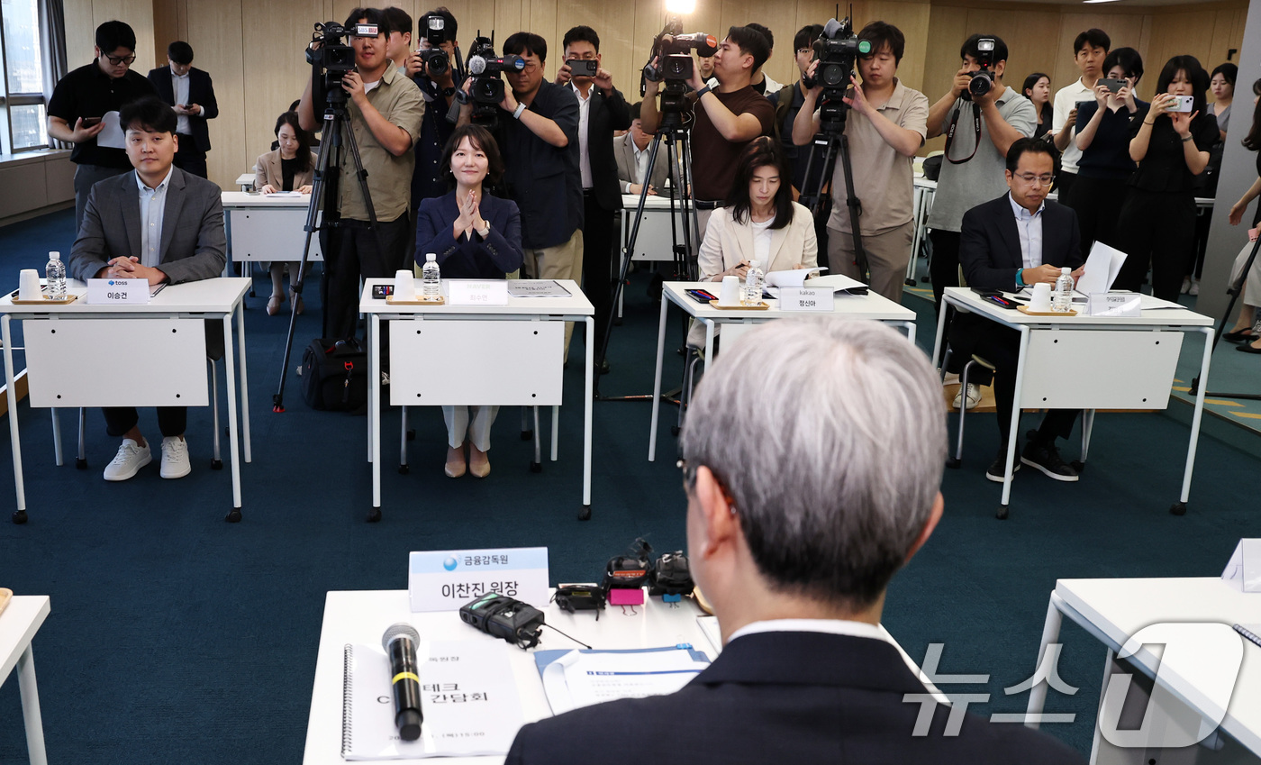 (서울=뉴스1) 구윤성 기자 = 이승건 토스 최고경영자(왼쪽부터), 최수연 네이버 대표이사 사장, 정신아 카카오 대표이사, 김범석 우아한형제들 대표가 11일 오후 서울 강남구 네이 …