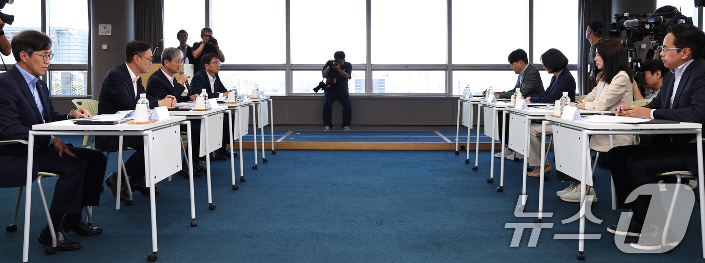 (서울=뉴스1) 구윤성 기자 = 이찬진 금융감독원장이 11일 오후 서울 강남구 네이버스퀘어 역삼에서 열린 금감원-빅테크 CEO 간담회에서 인사말을 하고 있다. 2025.09.11/ …