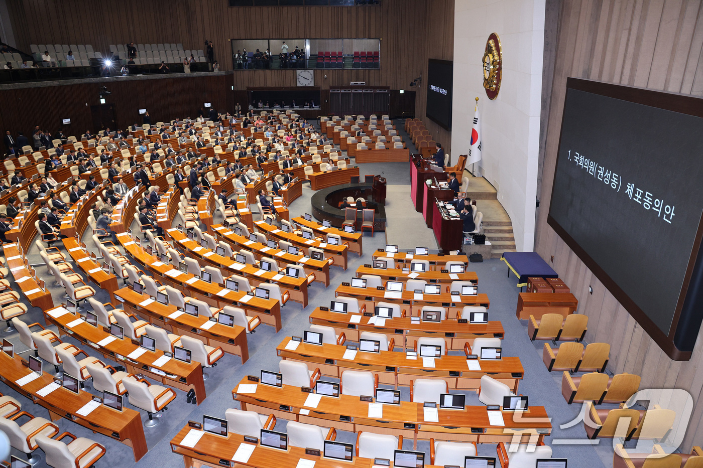 (서울=뉴스1) 신웅수 기자 = 11일 오후 서울 여의도 국회에서 열린 제429회국회(정기회) 제4차 본회의에서 권성동 국민의힘 의원에 대한 체포동의안이 가결되고 있다. 2025. …