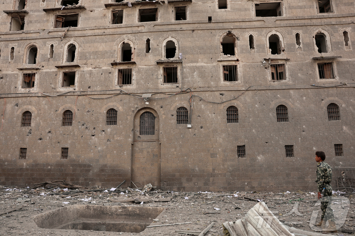 (사나 로이터=뉴스1) 권영미 기자 = 11일 이스라엘의 공습 이후 피해를 입은 예멘 국립박물관 건물 밖에 한 경찰관이 서 있다.2025.09.11.ⓒ 로이터=뉴스1