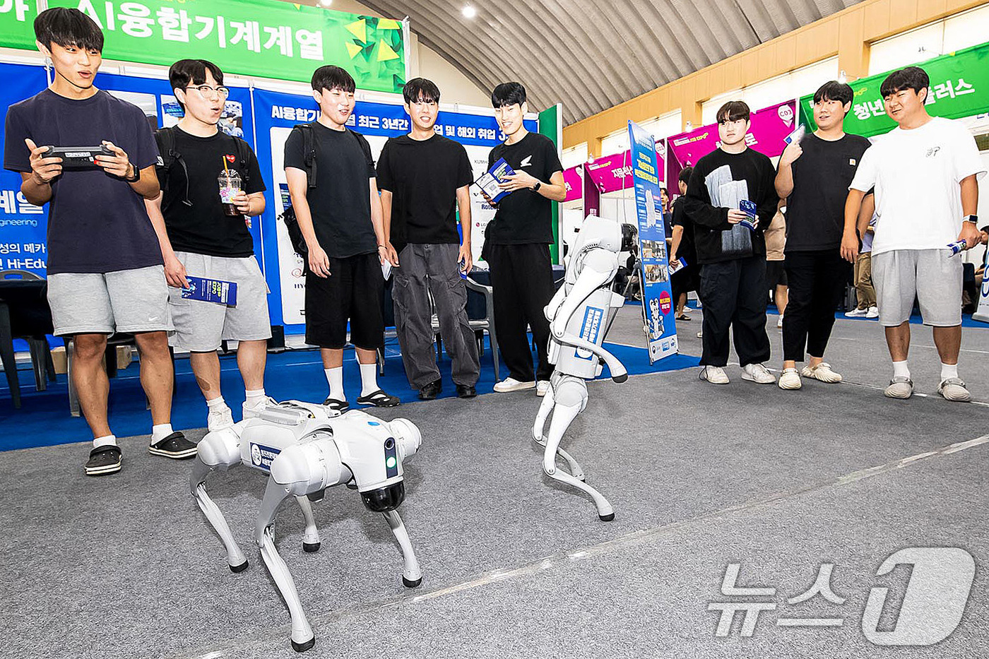 (대구=뉴스1) 공정식 기자 = 11일 대구 북구 영진전문대에서 열린 '2025 미래모빌리티 잡 엑스포'에서 AI융합기계계열 학생들이 미래모빌리티 로봇을 시연하고 있다. (영진전문 …