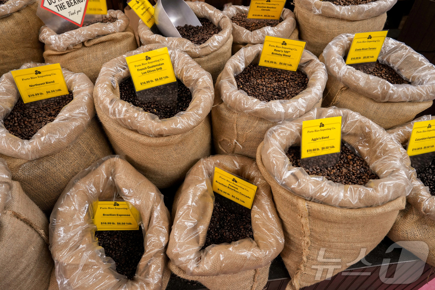 (뉴욕 로이터=뉴스1) 양은하 기자 = 브라질산을 포함한 커피 원두들이 미국 뉴욕시의 커피 판매점에 진열되어 있다. 2025. 07. 15.ⓒ 로이터=뉴스1