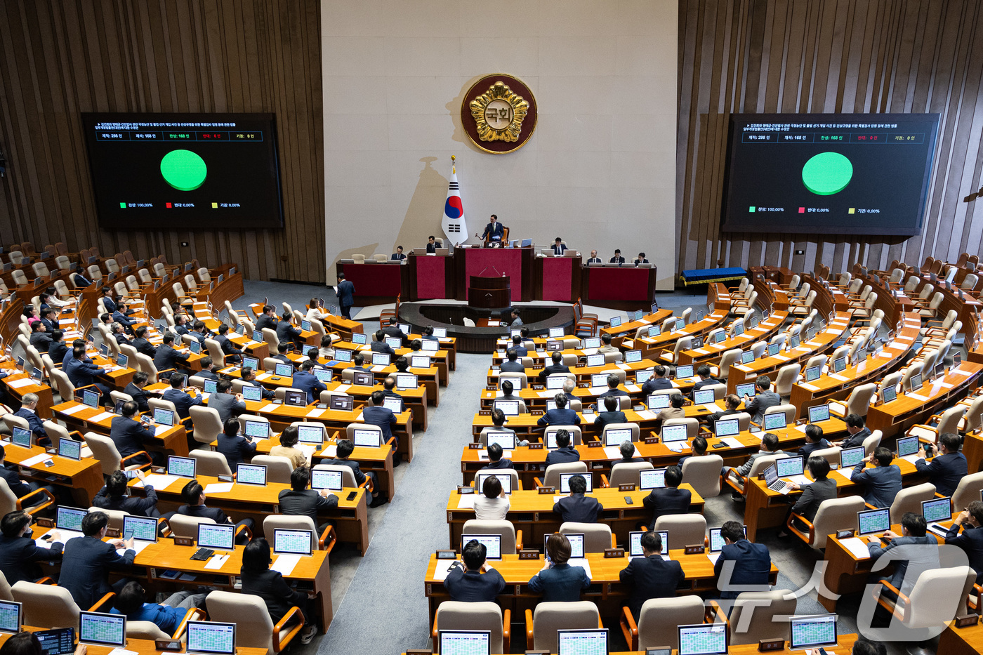 (서울=뉴스1) 유승관 기자 = 11일 서울 여의도 국회에서 열린 제429회 국회(정기회) 제4차 본회의에서 김건희와 명태균·건진법사 관련 국정농단 및 불법 선거 개입 사건 등 진 …