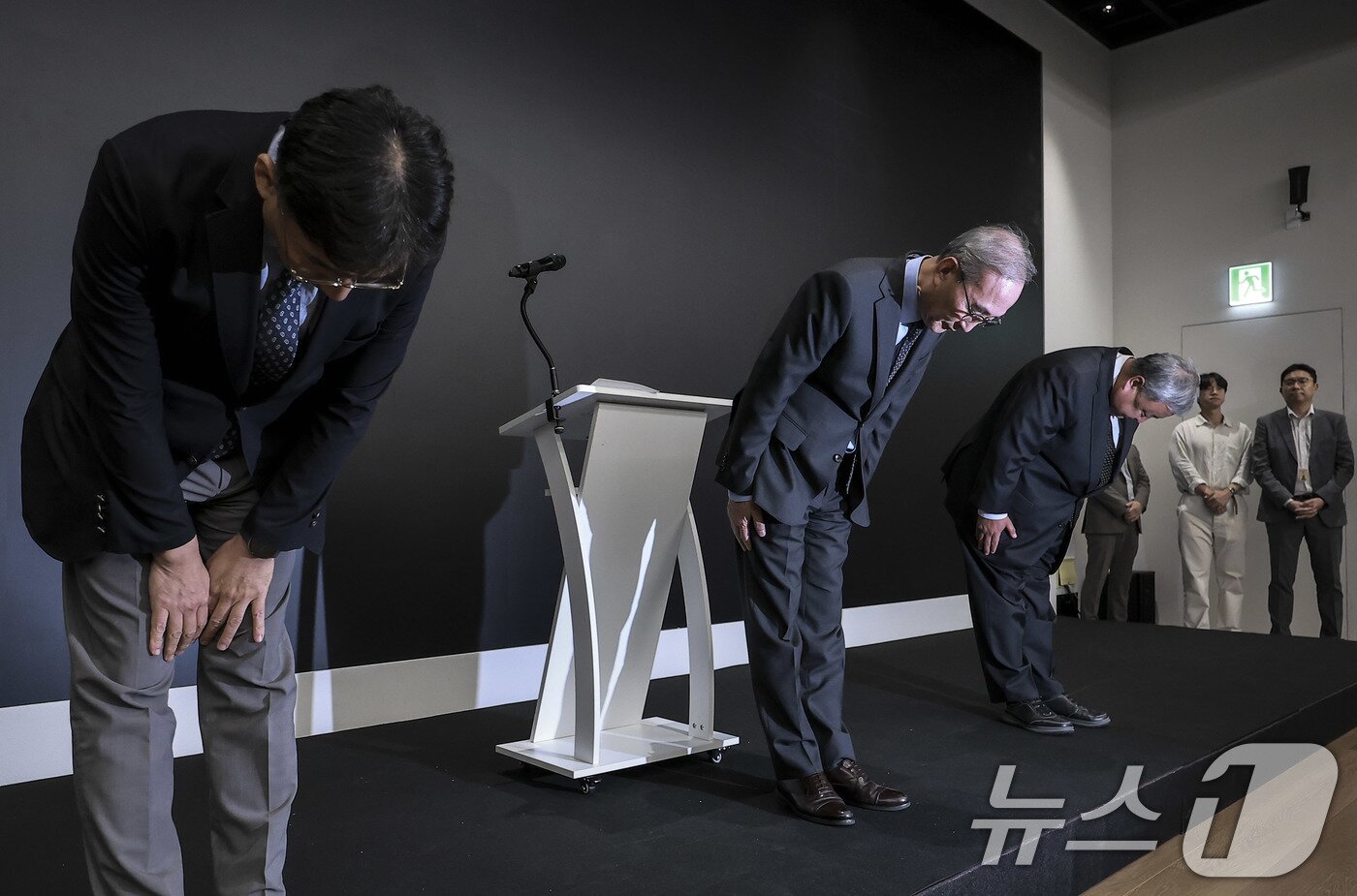 본문 이미지 - 김영섭 KT 대표이사가 11일 서울 종로구 KT 광화문빌딩 웨스트 사옥에서 열린 소액결제 피해 관련 기자 브리핑에서 고개 숙여 사과하고 있다. 왼쪽부터 서창석 KT 네트워크부문장, 김 대표이사, 이현석 KT 고객(Customer)부문장. (공동취재) 2025.9.11/뉴스1 ⓒ News1 박지혜 기자