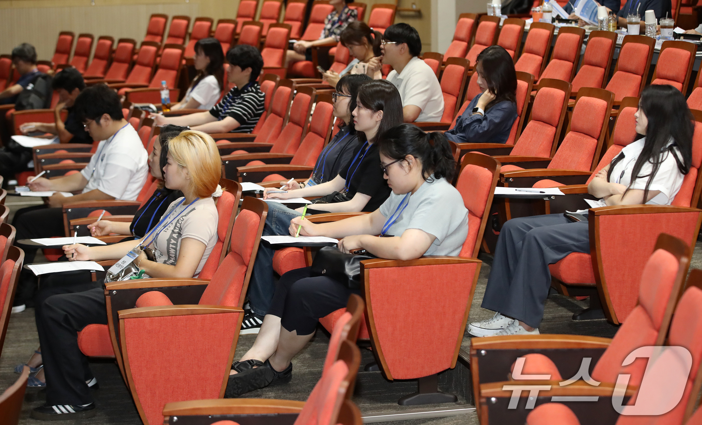 (부산=뉴스1) 윤일지 기자 = 11일 오후 부산 영도구 한국해양과학기술원에서 열린 해양수산 일자리 창출을 위한 2025 국민 아이디어 제안대회에서 국민평가단이 주제 발표를 경청하 …