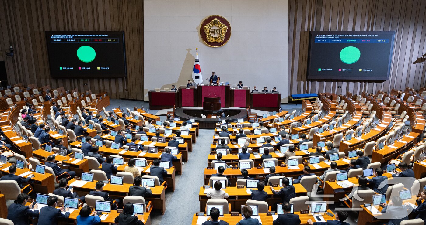 본문 이미지 - 11일 서울 여의도 국회에서 열린 제429회 국회&#40;정기회&#41; 제4차 본회의에서 순직 해병 수사 방해 및 사건 은폐 등의 진상규명을 위한 특별검사의 임명 등에 관한 법률 일부개정법률안&#40;대안&#41;에 대한 수정안이 재석 168인, 찬성 168인으로 가결되고 있다. 2025.9.11/뉴스1 ⓒ News1 유승관 기자