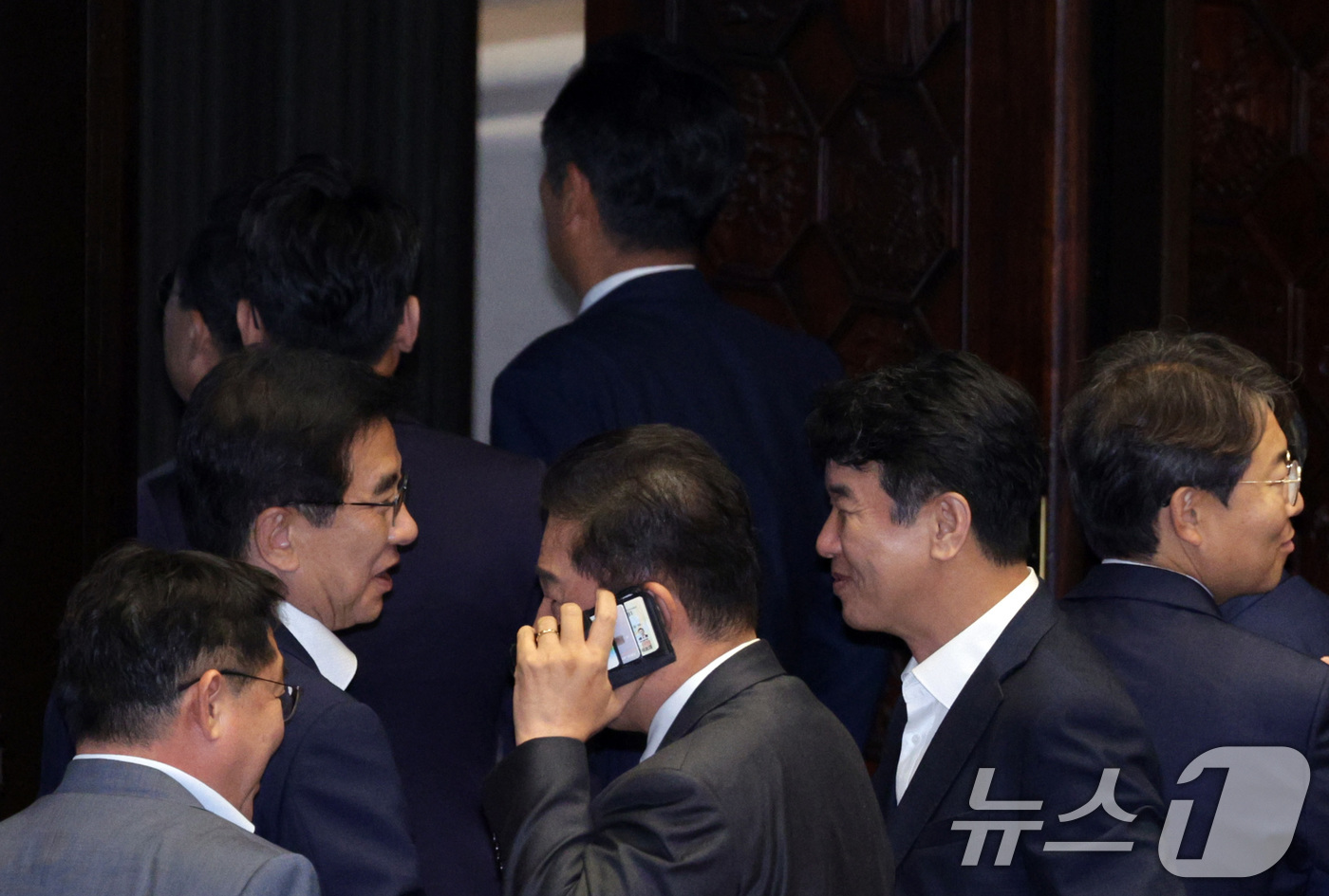 (서울=뉴스1) 신웅수 기자 = 정청래 더불어민주당 대표와 김병기 원내대표가 11일 오후 서울 여의도 국회에서 열린 제429회국회(정기회) 제4차 본회의를 마친 후 대화 없이 본회 …