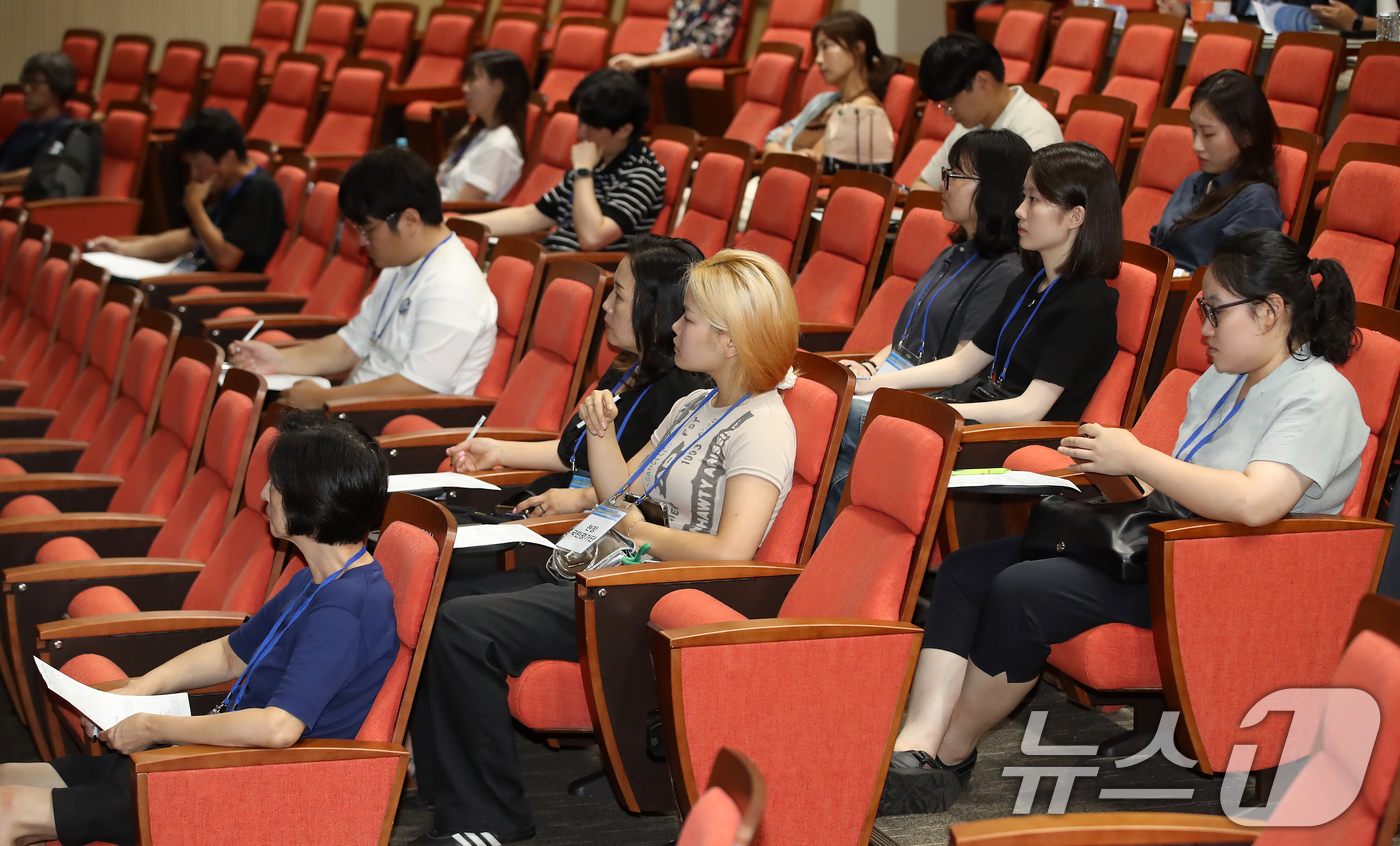 (부산=뉴스1) 윤일지 기자 = 11일 오후 부산 영도구 한국해양과학기술원에서 열린 해양수산 일자리 창출을 위한 2025 국민 아이디어 제안대회에서 현장 국민평가단이 주제 발표를 …