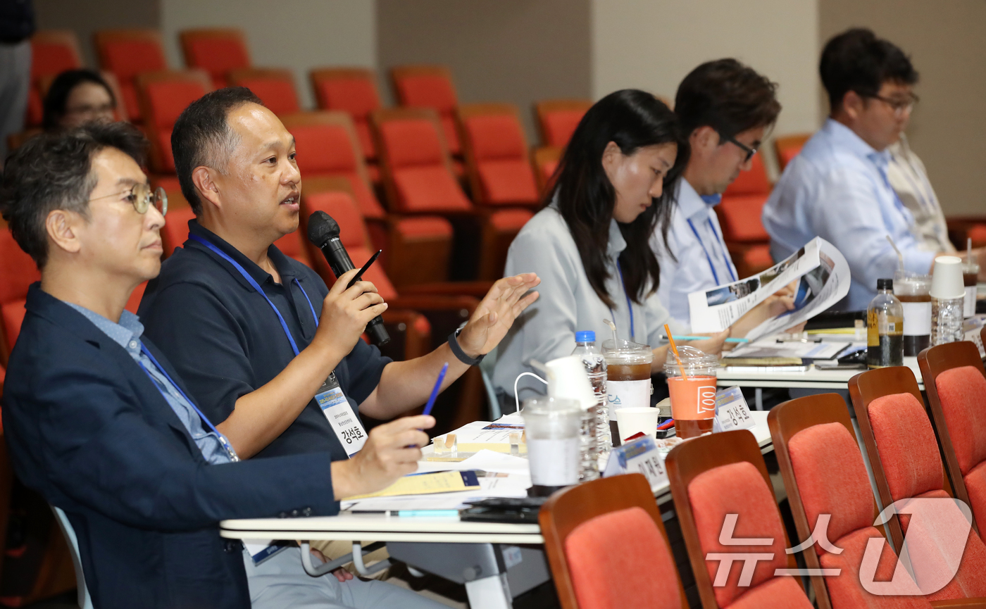 (부산=뉴스1) 윤일지 기자 = 11일 오후 부산 영도구 한국해양과학기술원에서 열린 해양수산 일자리 창출을 위한 2025 국민 아이디어 제안대회에서 심사위원들이 주제 발표자에게 질 …