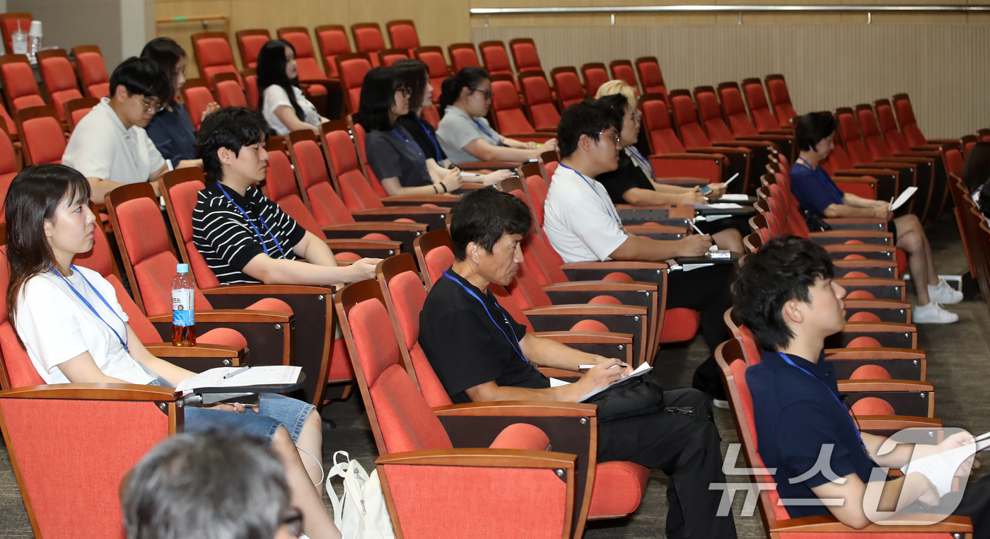 (부산=뉴스1) 윤일지 기자 = 11일 오후 부산 영도구 한국해양과학기술원에서 열린 해양수산 일자리 창출을 위한 2025 국민 아이디어 제안대회에서 현장 국민평가단이 주제 발표를 …