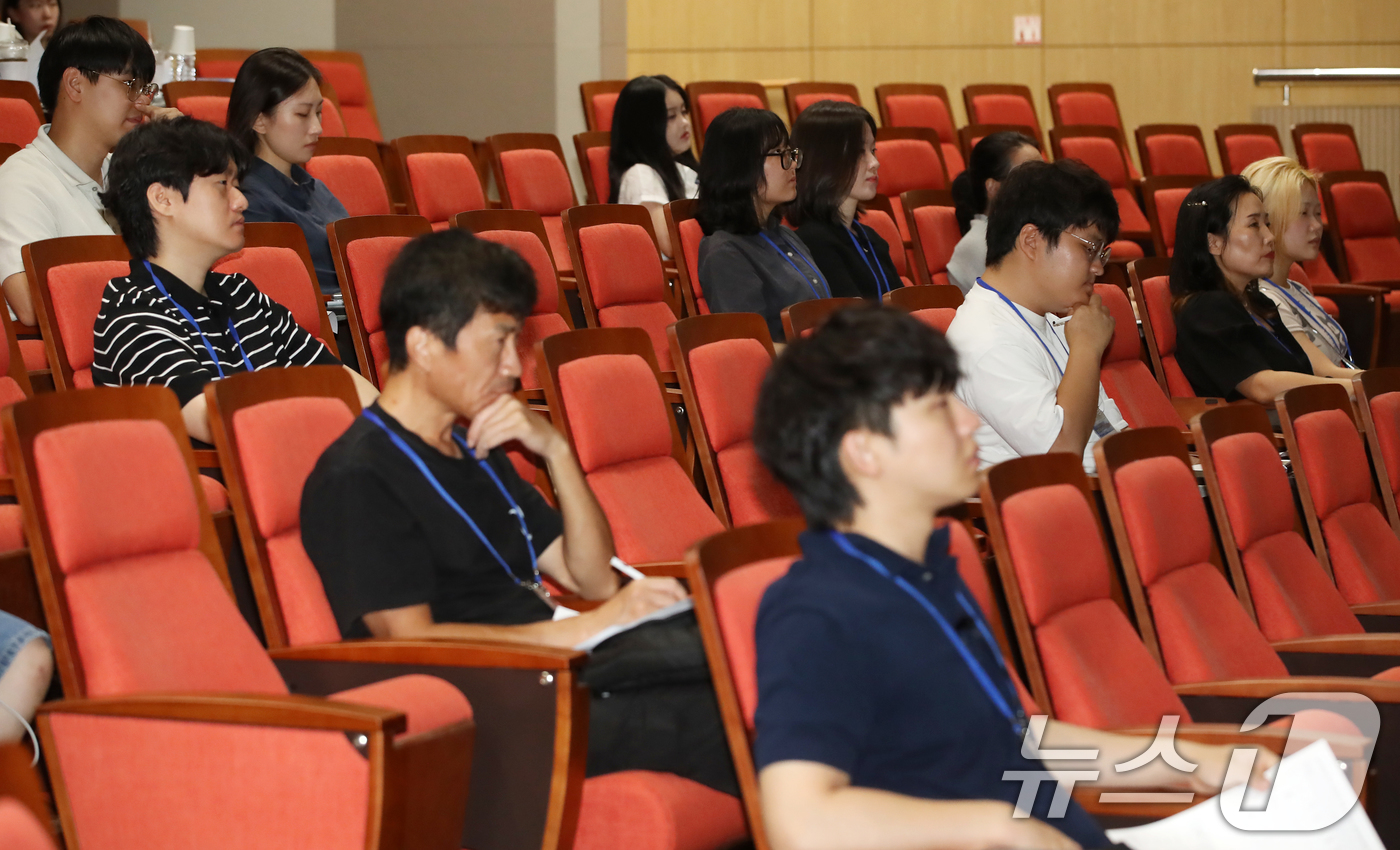 (부산=뉴스1) 윤일지 기자 = 11일 오후 부산 영도구 한국해양과학기술원에서 열린 해양수산 일자리 창출을 위한 2025 국민 아이디어 제안대회에서 현장 국민평가단이 주제 발표를 …