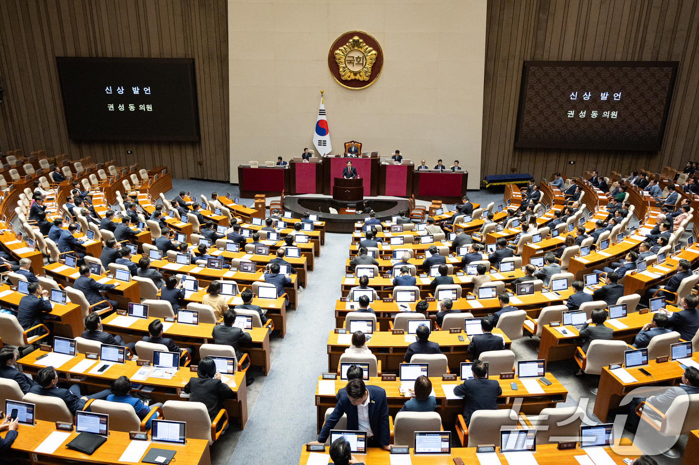 (서울=뉴스1) 유승관 기자 = 권성동 국민의힘 의원이 11일 서울 여의도 국회에서 열린 제429회 국회(정기회) 제4차 본회의에서 자신에 대한 체포동의안 상정에 신상 발언을 하고 …