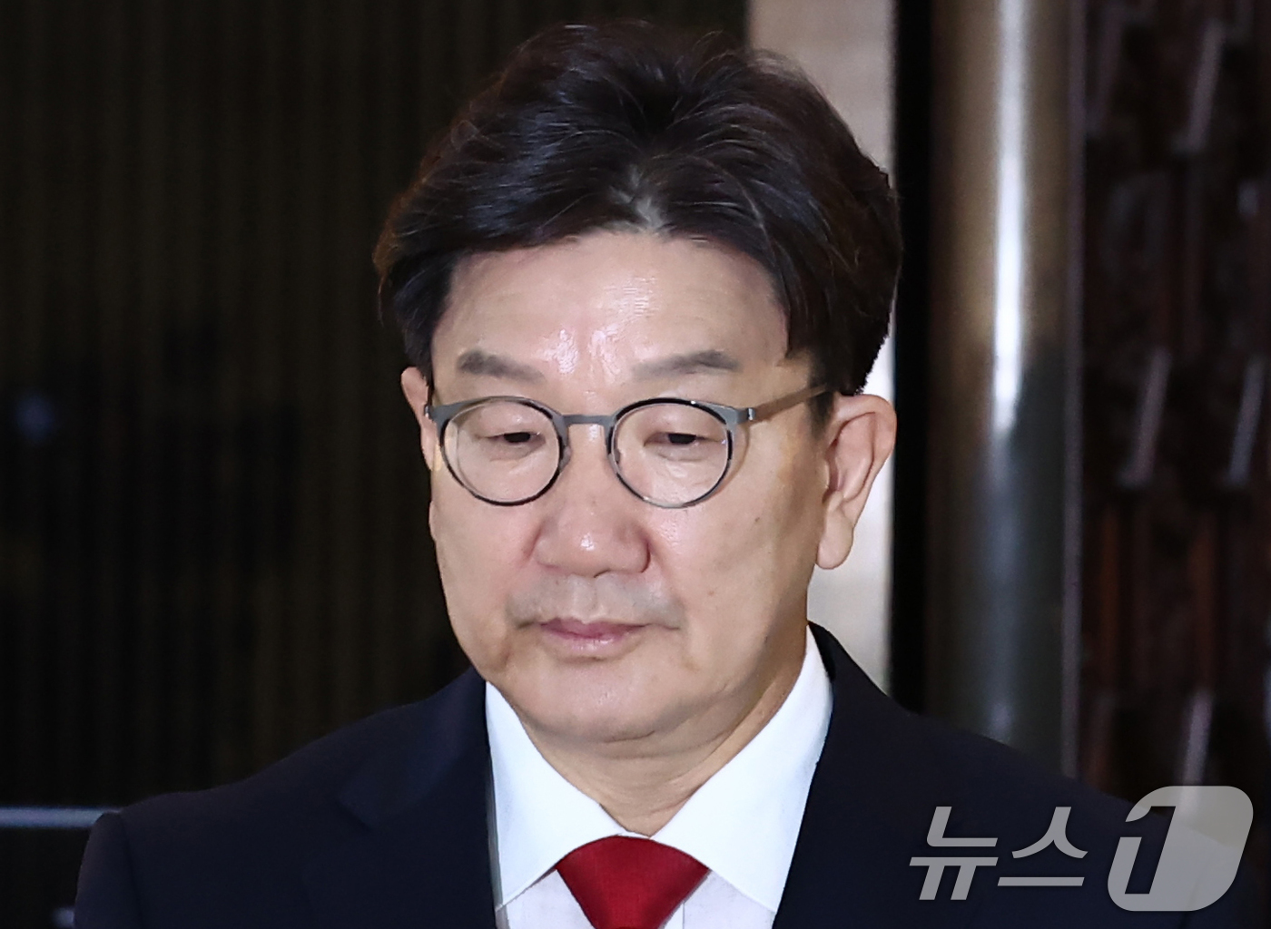 (서울=뉴스1) 김민지 기자 = 권성동 국민의힘 의원이 11일 서울 여의도 국회에서 열린 본회의에서 권 의원에 대한 체포동의안에 표결한 뒤 입장을 밝히기 위해 나오고 있다. 202 …