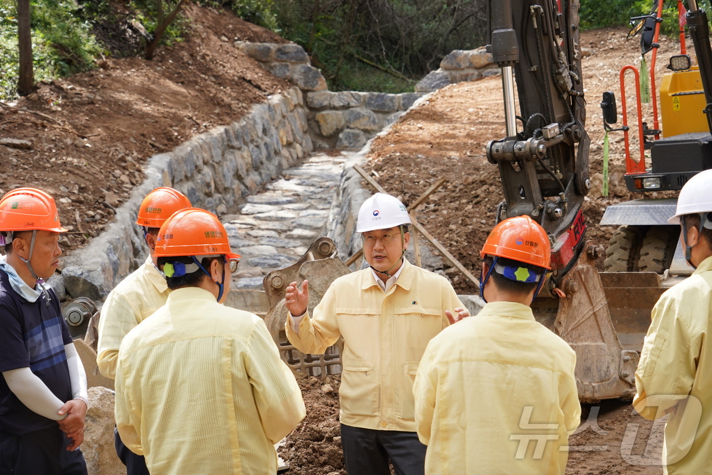 (대전=뉴스1) 이동원 기자 = 김인호 산림청장이 11일 경북 청송의 산사태예방사업 사업 현장 및 안전 점검을 하고 있다.(산림청 제공. 재판매 및 DB금지) 2025.9.11/뉴 …