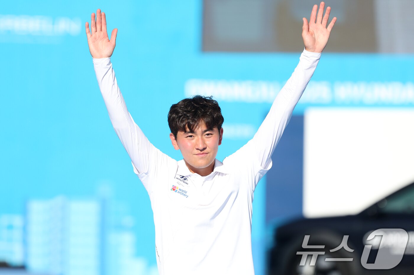 본문 이미지 - 11일 오후 광주 동구 5·18민주광장에서 열린 2025 세계양궁선수권대회 리커브 남자 개인전 시상식에서 동메달을 딴 한국 김제덕이 팬들에게 인사하고 있다. 2025.9.11/뉴스1 ⓒ News1 이승현 기자