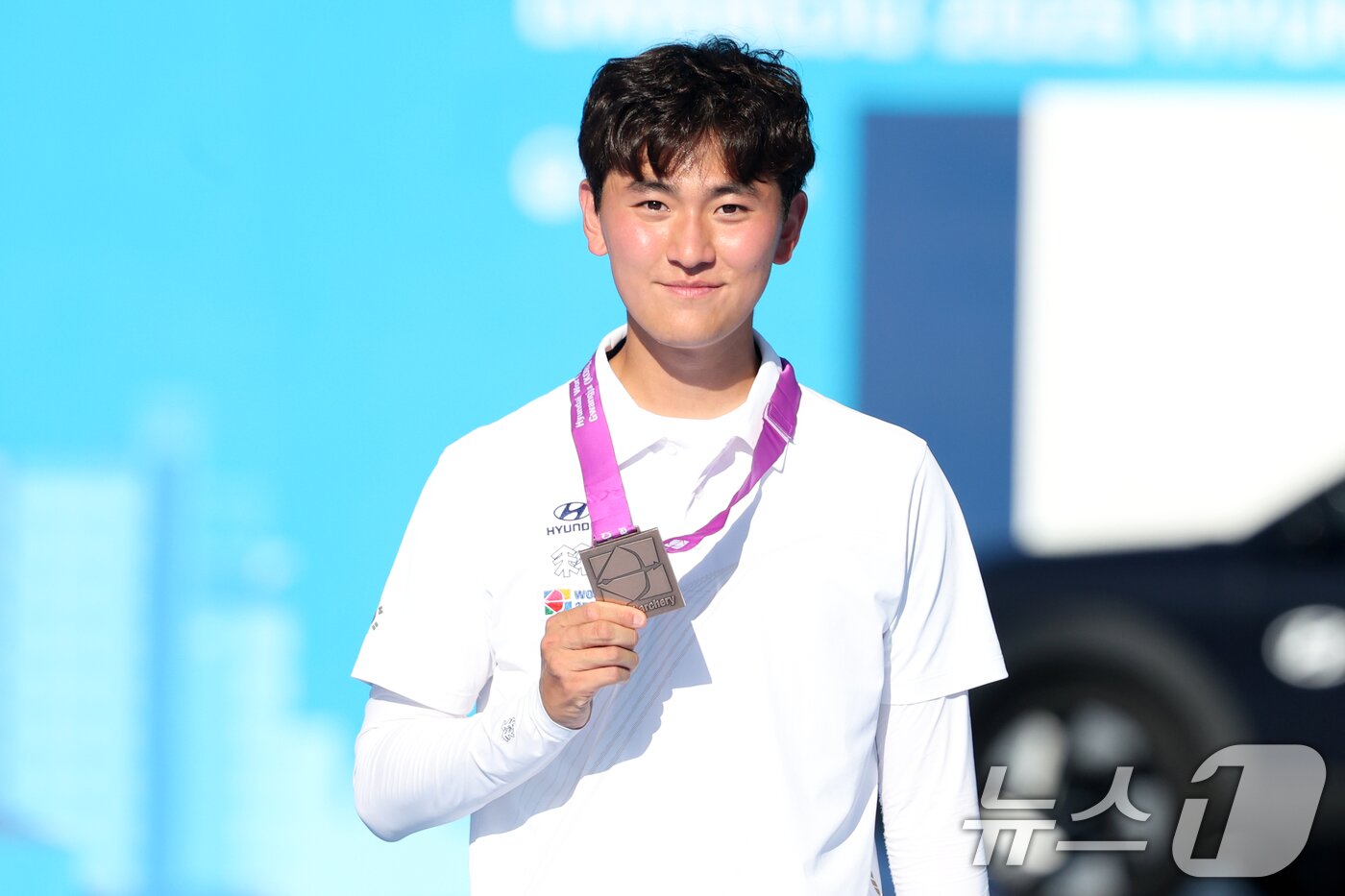 본문 이미지 - 11일 오후 광주 동구 5·18민주광장에서 열린 2025 세계양궁선수권대회 리커브 남자 개인전 시상식에서 한국 김제덕이 동메달을 들어보이고 있다. 2025.9.11/뉴스1 ⓒ News1 이승현 기자