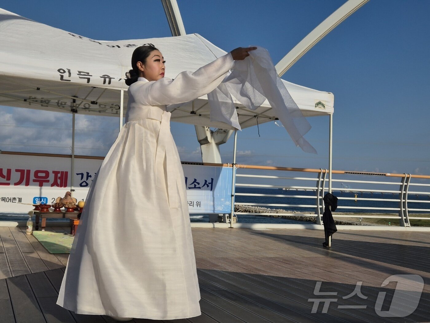 본문 이미지 - 최근 극심한 가뭄을 겪고 있는 강원 강릉 병산동 남항진 솔바람다리에서 11일 안목어촌계가 주관한 용신기우제가 열리고 있다. 용굿이라도 불리는 용신기우제는 강릉지역에서 예년부터 가뭄이 들면 하던 전통 민속 신앙 행사다. 가뭄으로 재난사태가 선포된 강릉의 이날 주 취수원 저수율은 11.8%로 전날 12%보다 0.25%p 떨어졌다. 2025.9.11/뉴스1 ⓒ News1 윤왕근 기자
