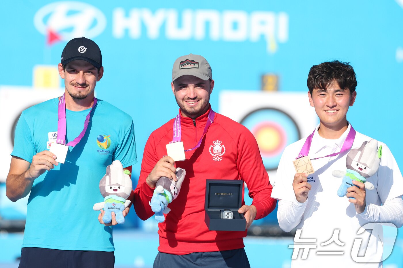 본문 이미지 - 11일 오후 광주 동구 5·18민주광장에서 열린 2025 세계양궁선수권대회 리커브 남자 개인전 시상식이 열리고 있다. 금메달은 스페인 안드레스 테미뇨 메디엘, 은메달은 브라질 마커스 알메이다, 동메달은 한국 김제덕에게 주어졌다. 2025.9.11/뉴스1 ⓒ News1 이승현 기자